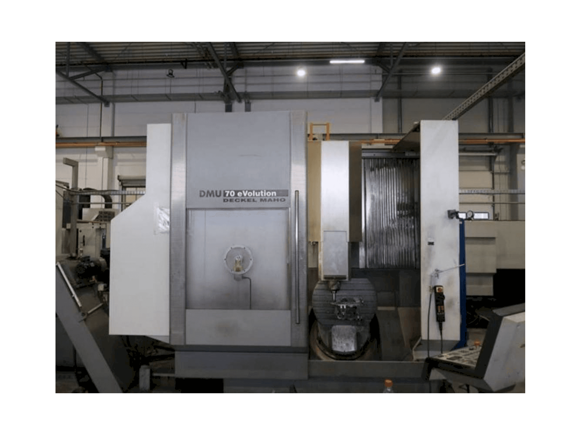 Vista frontale della macchina DECKEL MAHO DMU 70 eVolution