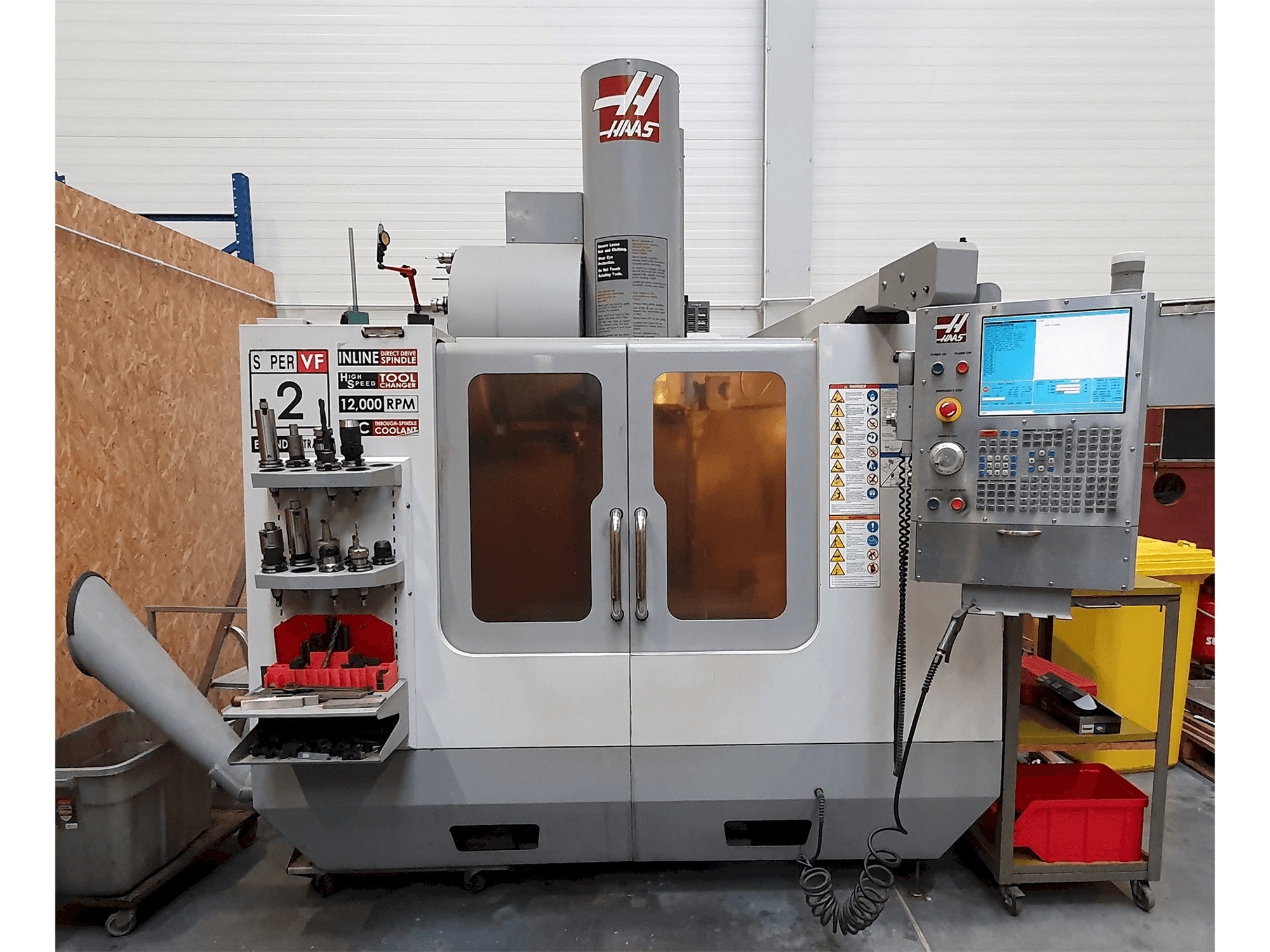Vista frontale della macchina HAAS VF2-SSYTHE