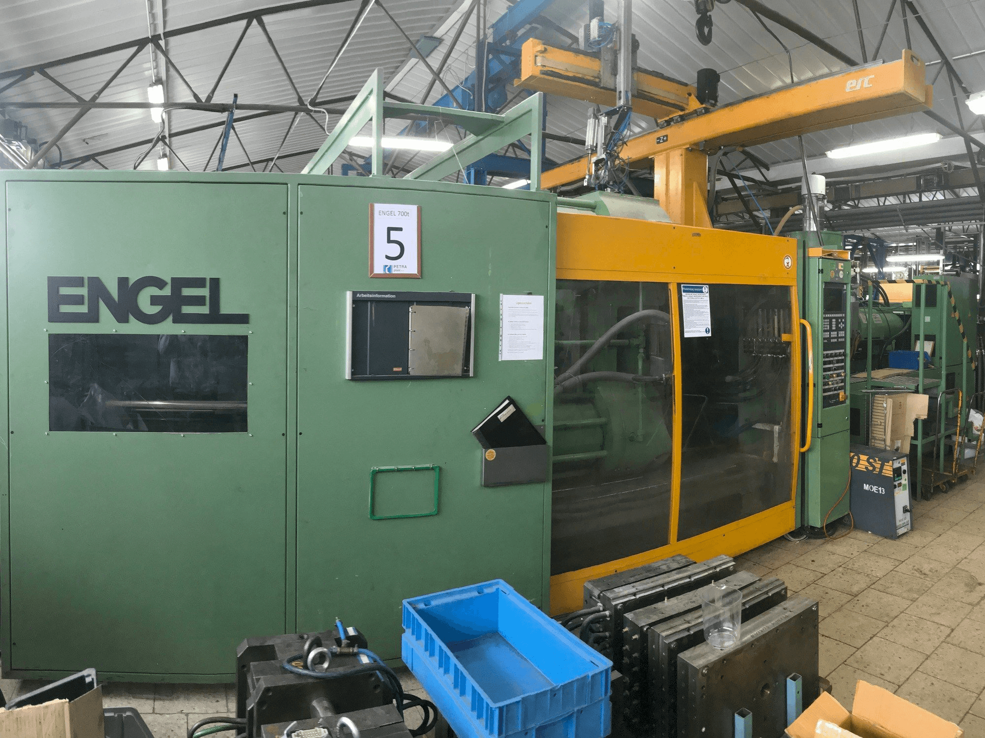 Vista frontale della macchina ENGEL ES 2550/700 DUO