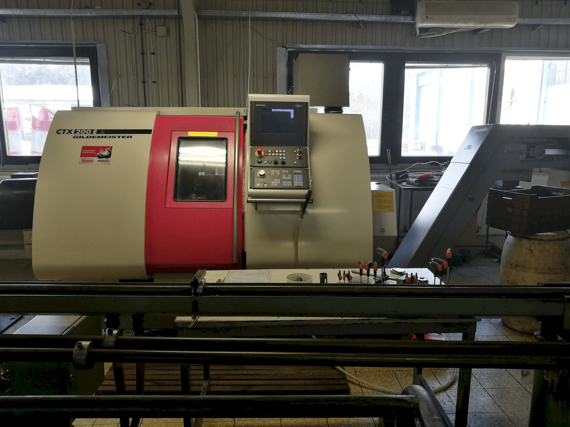 Vista frontale della macchina Gildemeister CTX 200 E