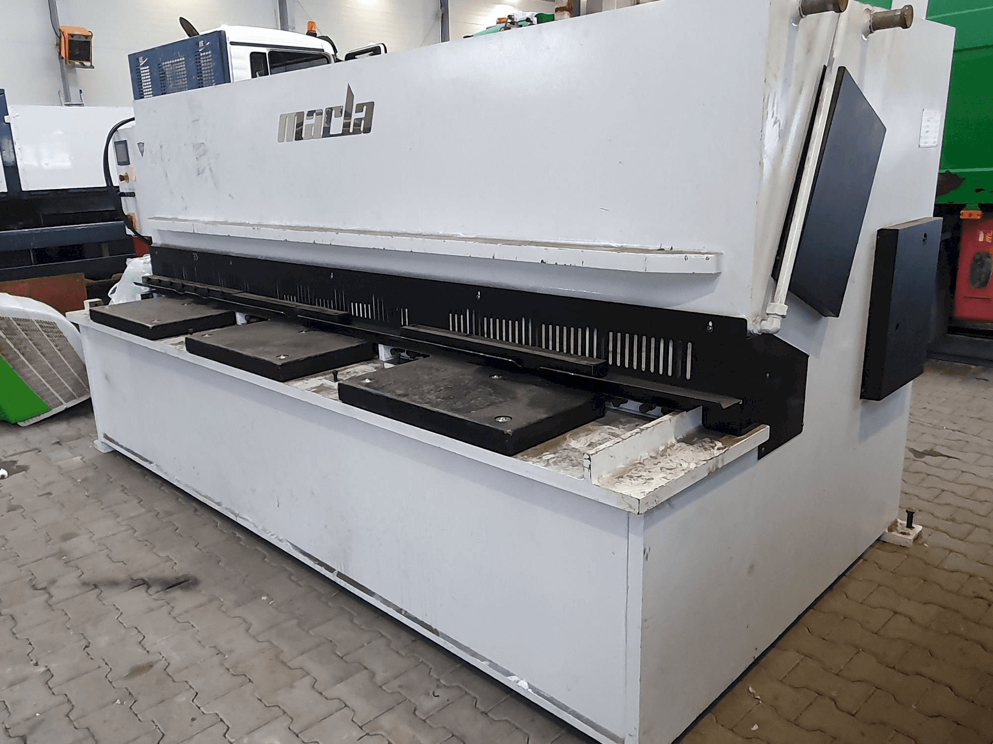 Vista frontale della macchina MARLA S-CUT 3010