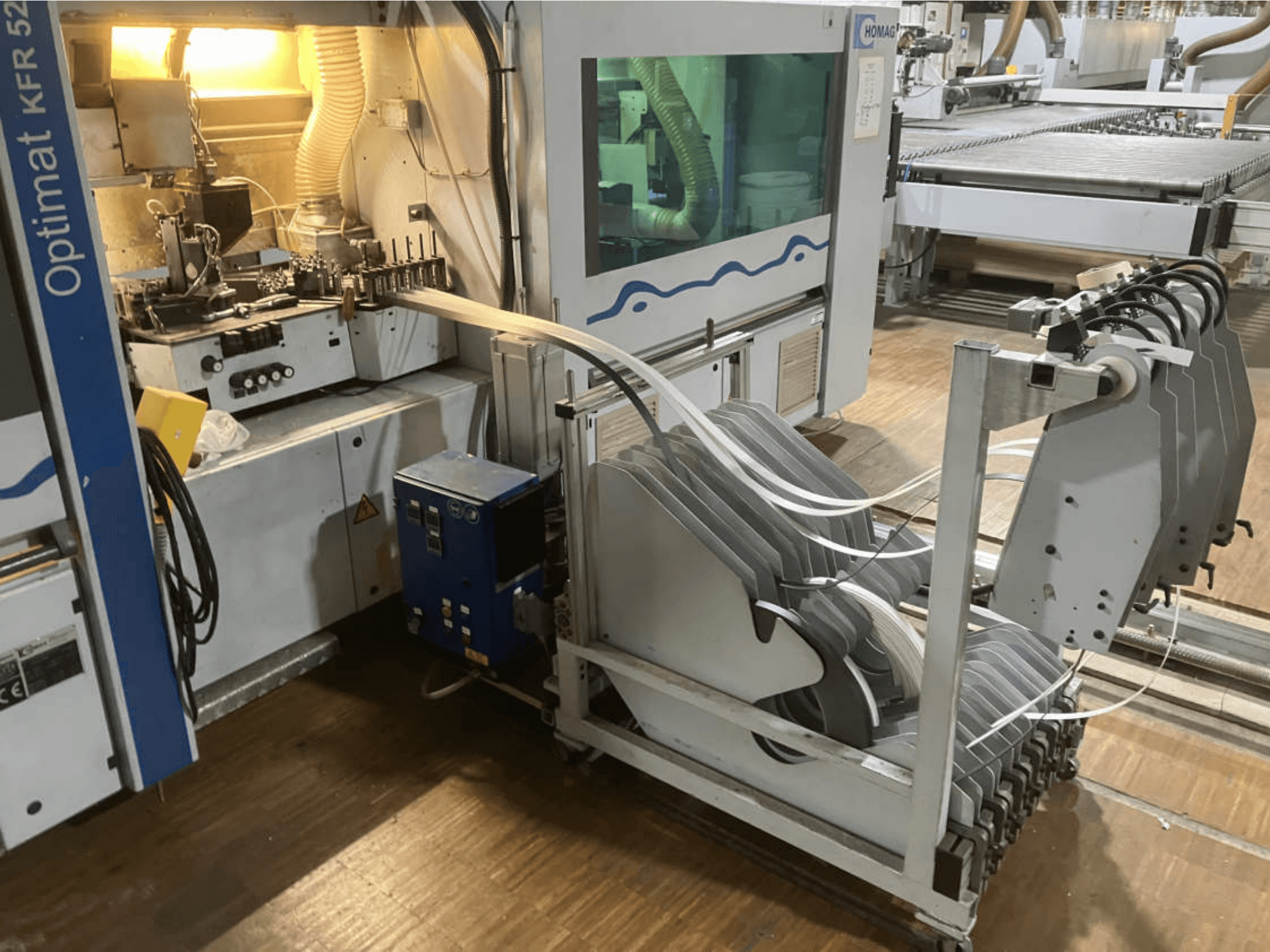 Bordatrice bifacciale HOMAG Optimat KFR 526/10/A3/35, vista di lato, con pannello di controllo e rulli di bordatura.