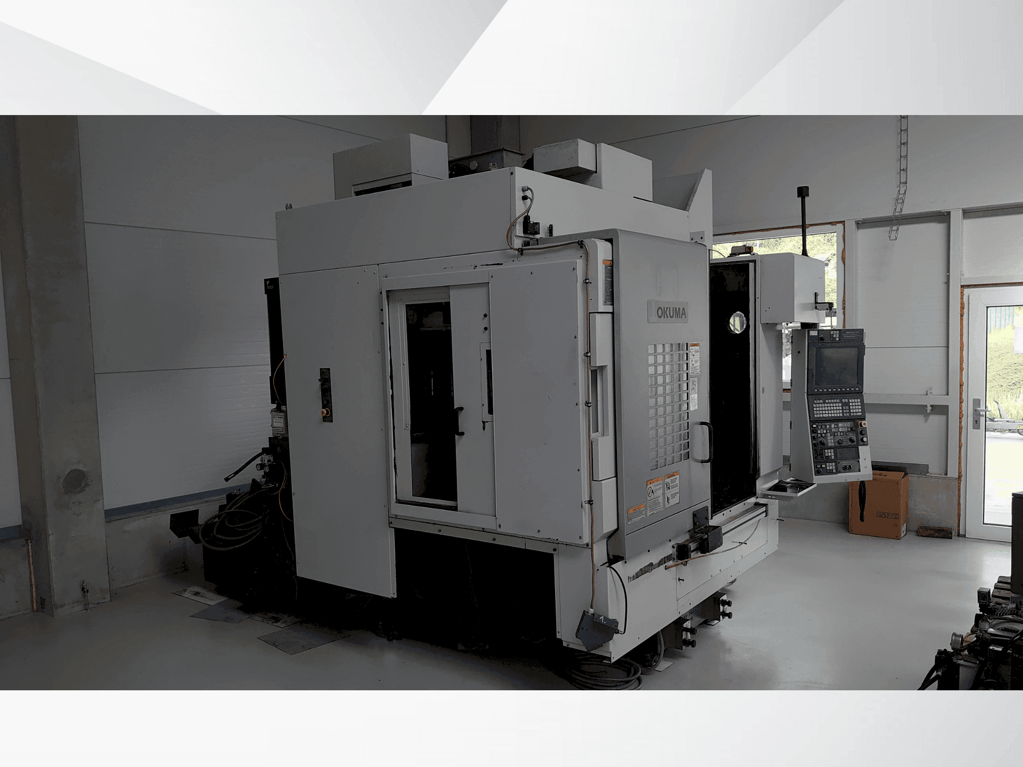 Vista frontale della macchina Okuma MU-400VA