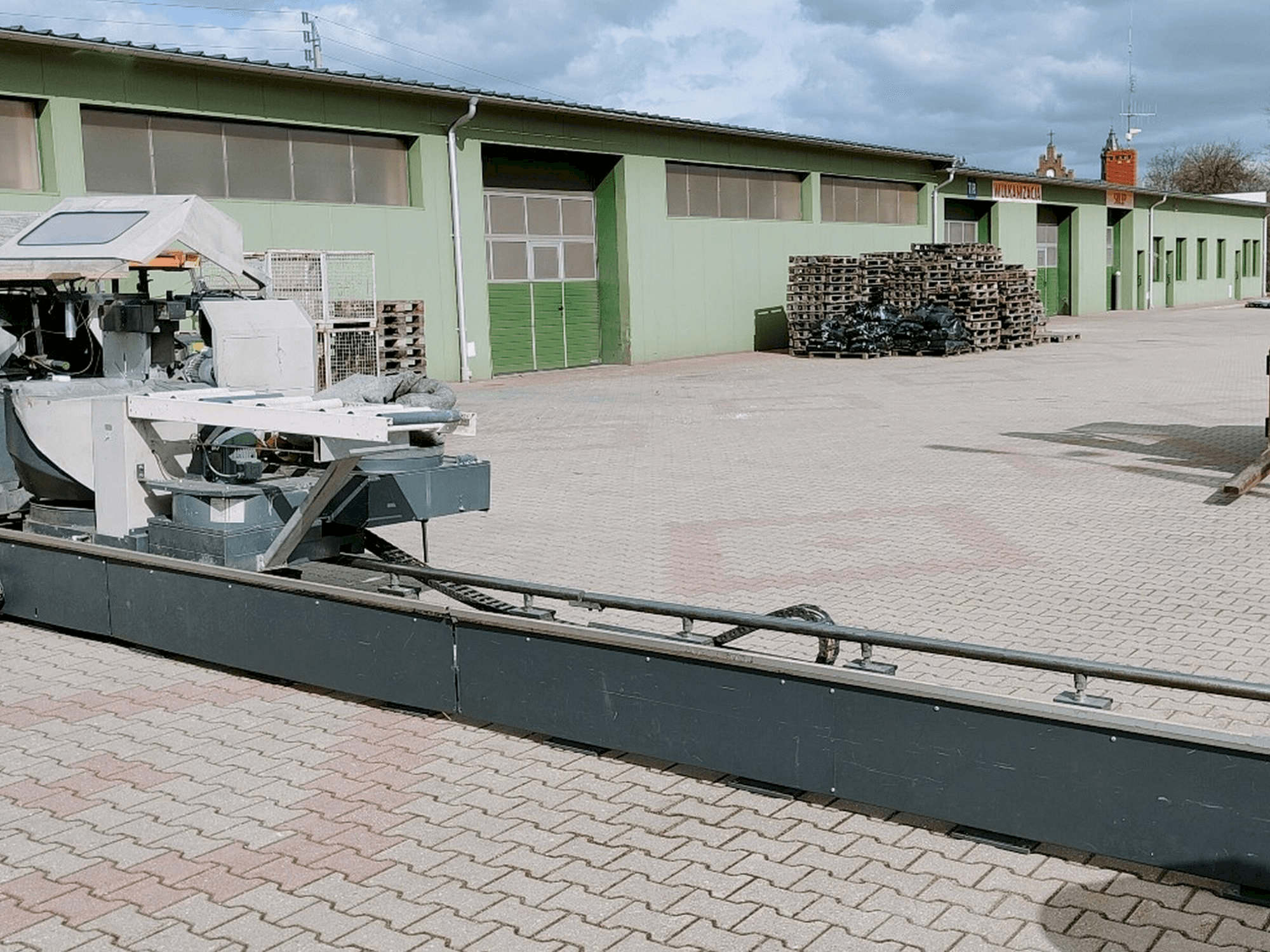 Vista frontale della macchina Elumatec DG 244/2