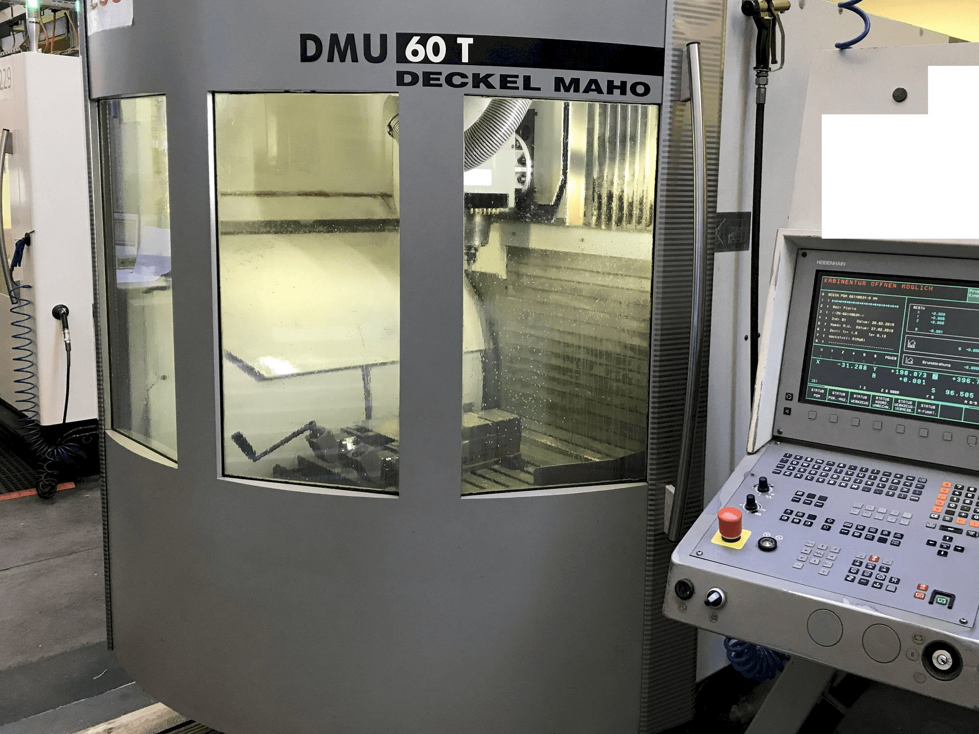 Vista frontale della macchina DECKEL MAHO DMU60T