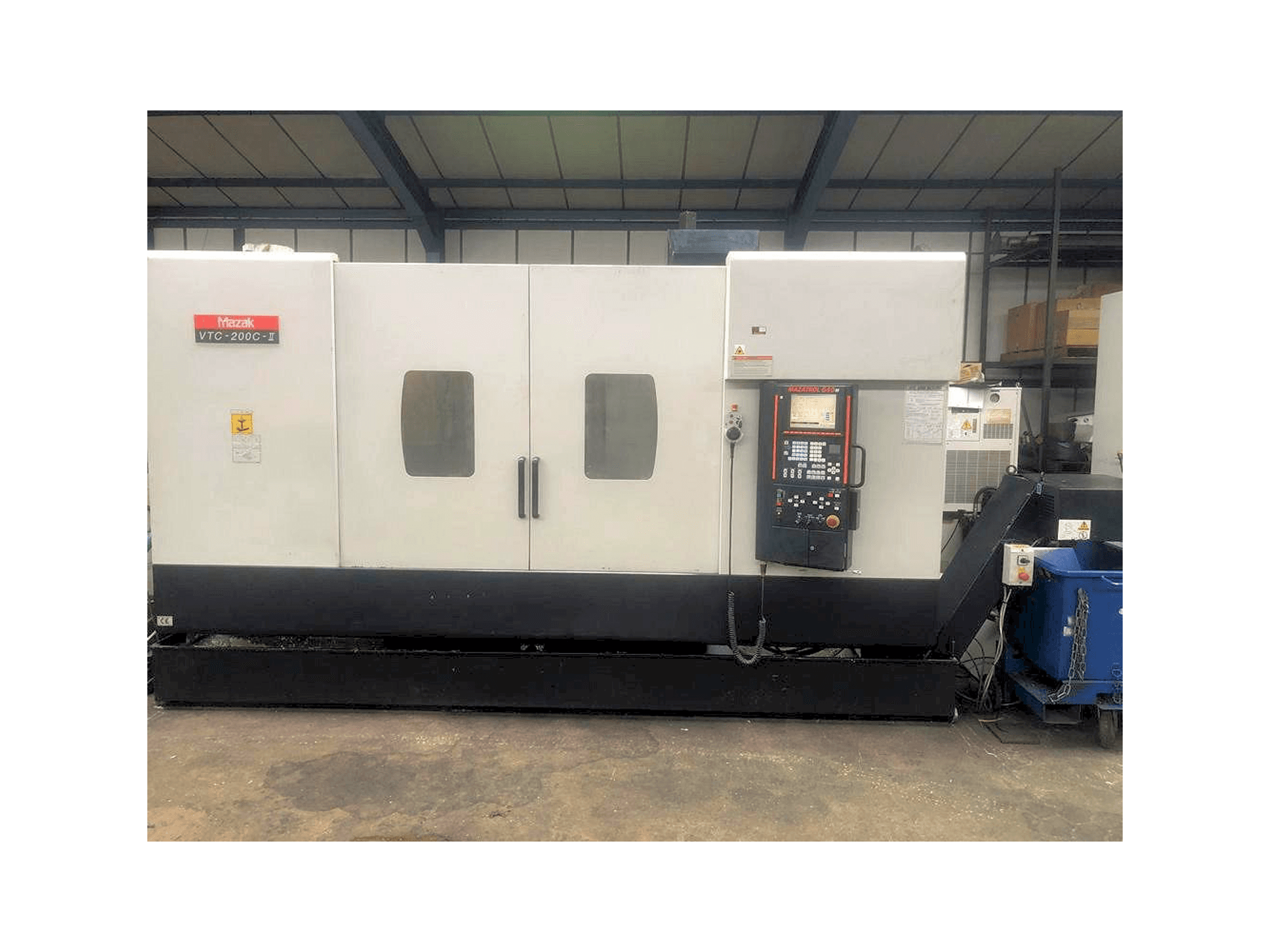 Vista frontale della macchina Mazak VTC-200C-II
