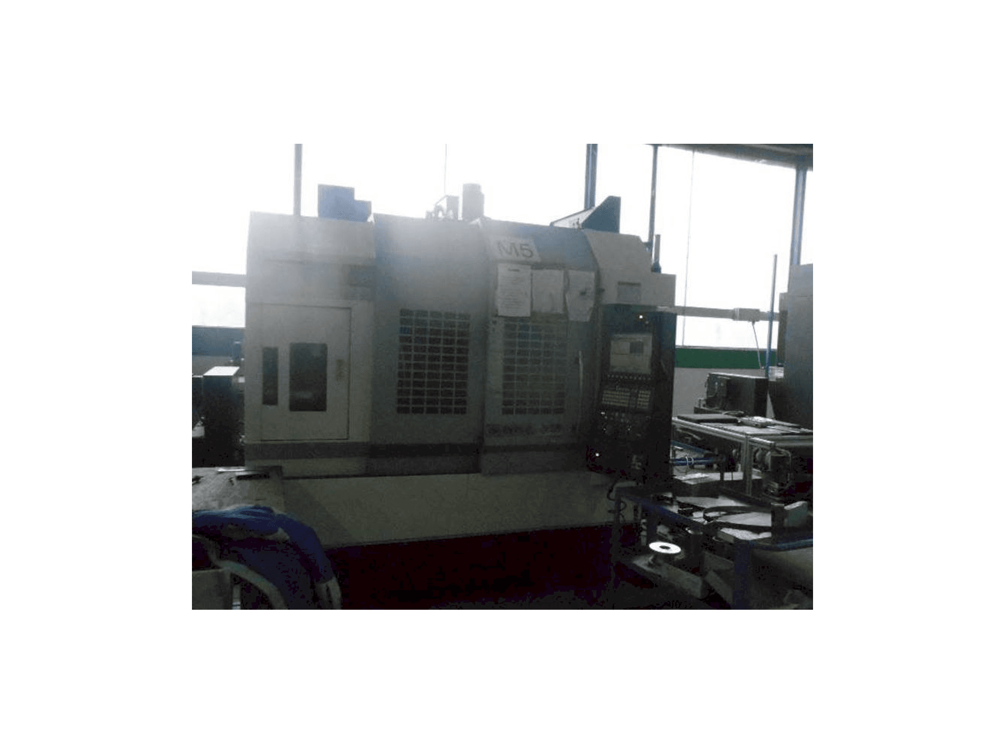 Vista frontale della macchina Okuma GENOS M560R-V