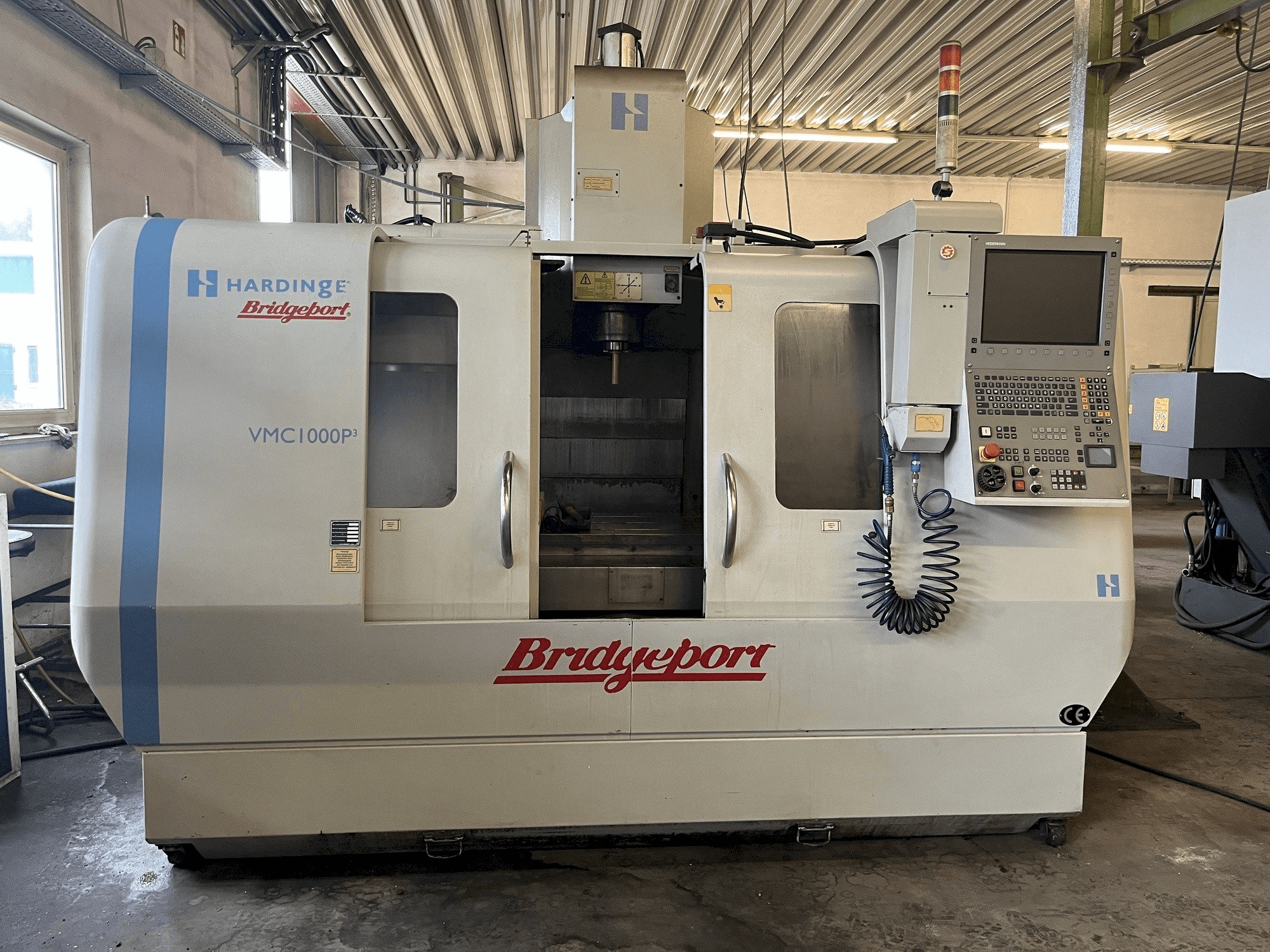 Vista frontale della macchina Hardinge Bridgeport VMC 1000 P3