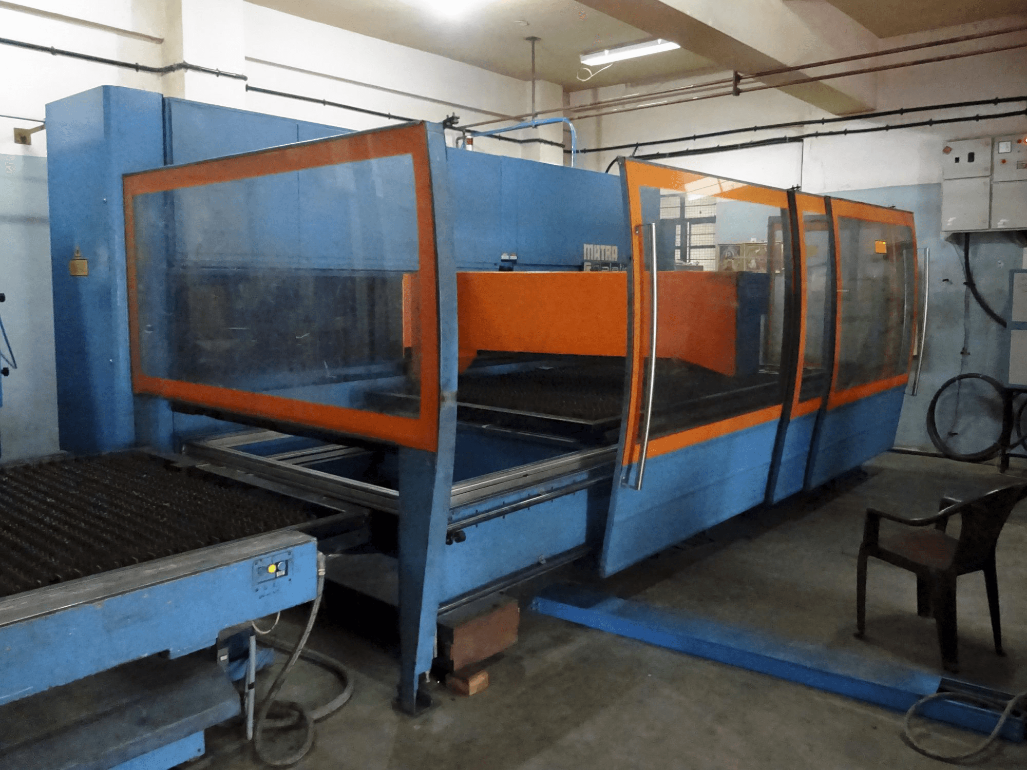 Vista lato sinistro della macchina Prima Power Platino 1530