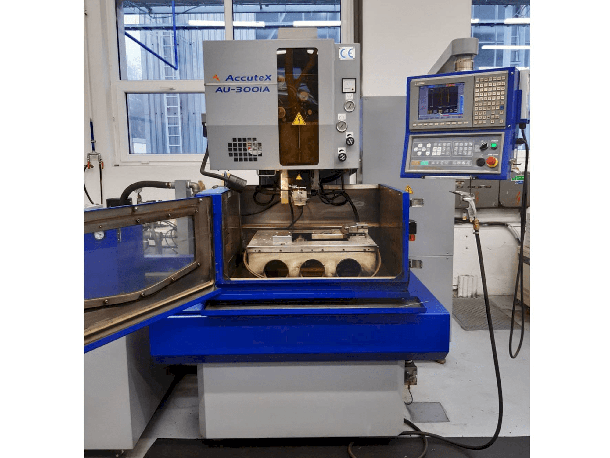 Vista frontale della macchina AccuteX AU-300iA