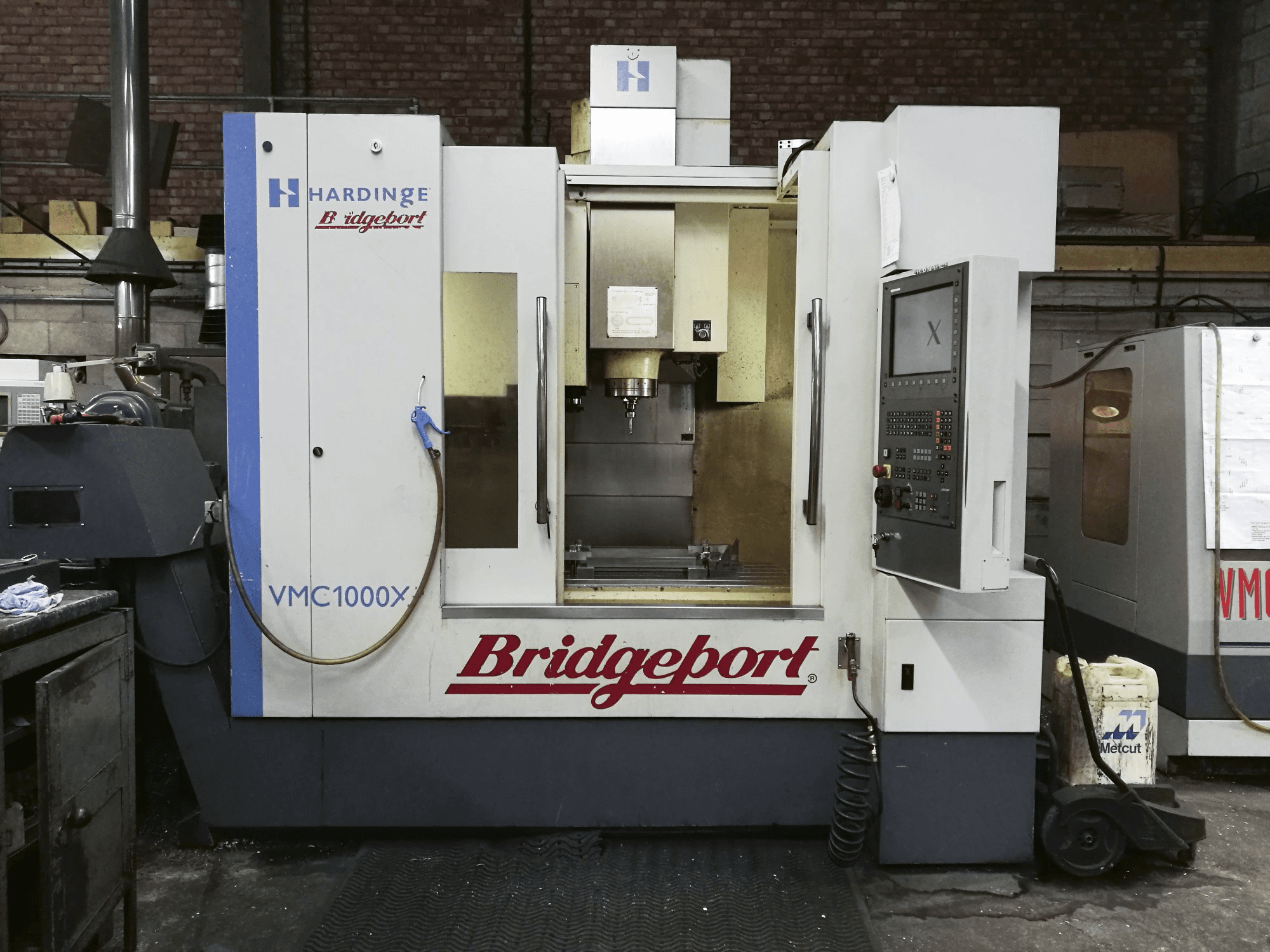Vista frontale della macchina Bridgeport VMC XP3-1000