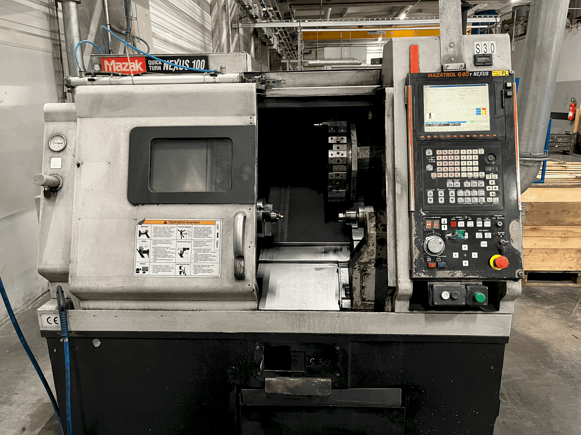 Vista frontale della macchina Mazak Quick Turn Nexus 100