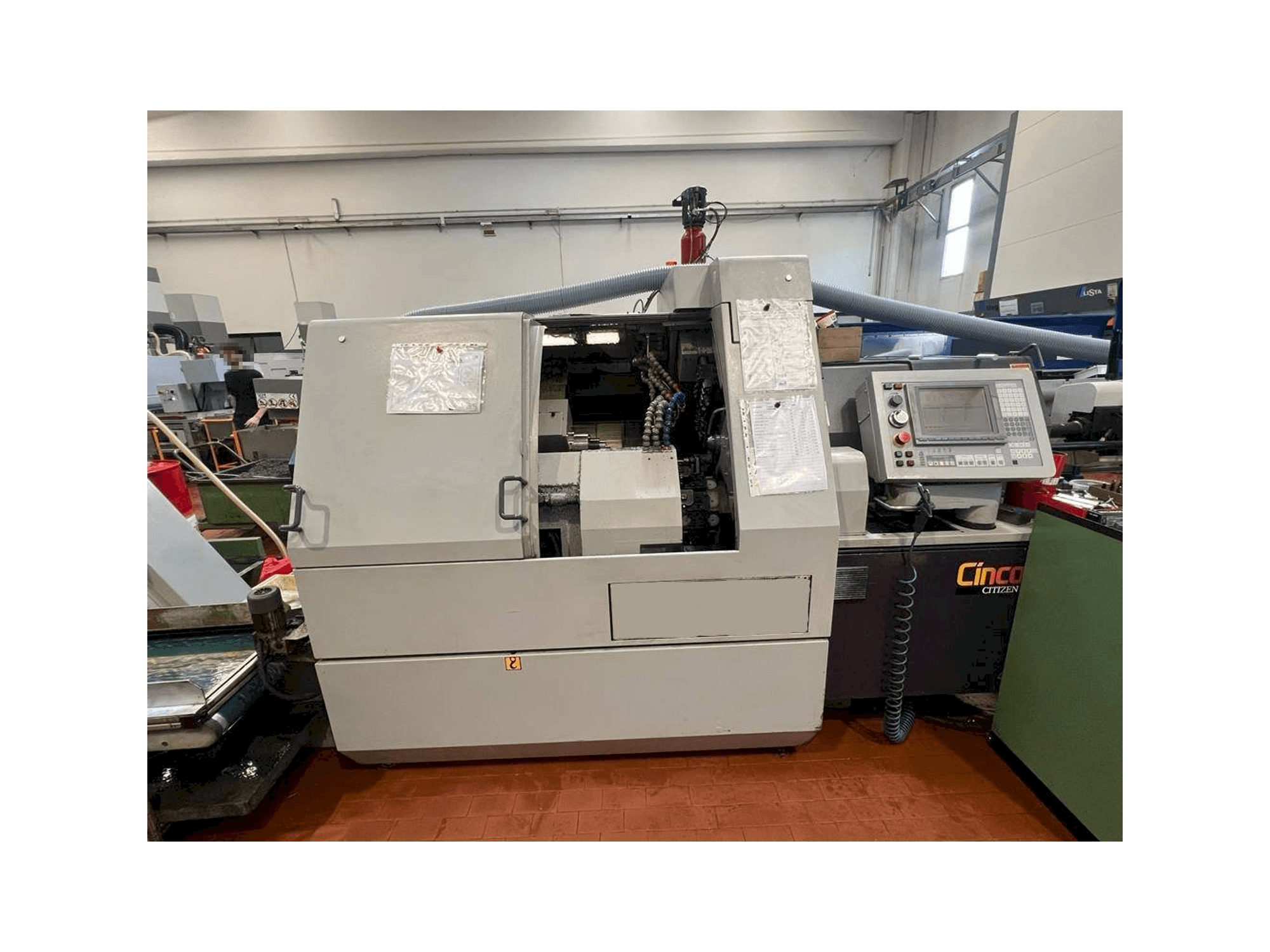 Vista frontale della macchina Citizen M32