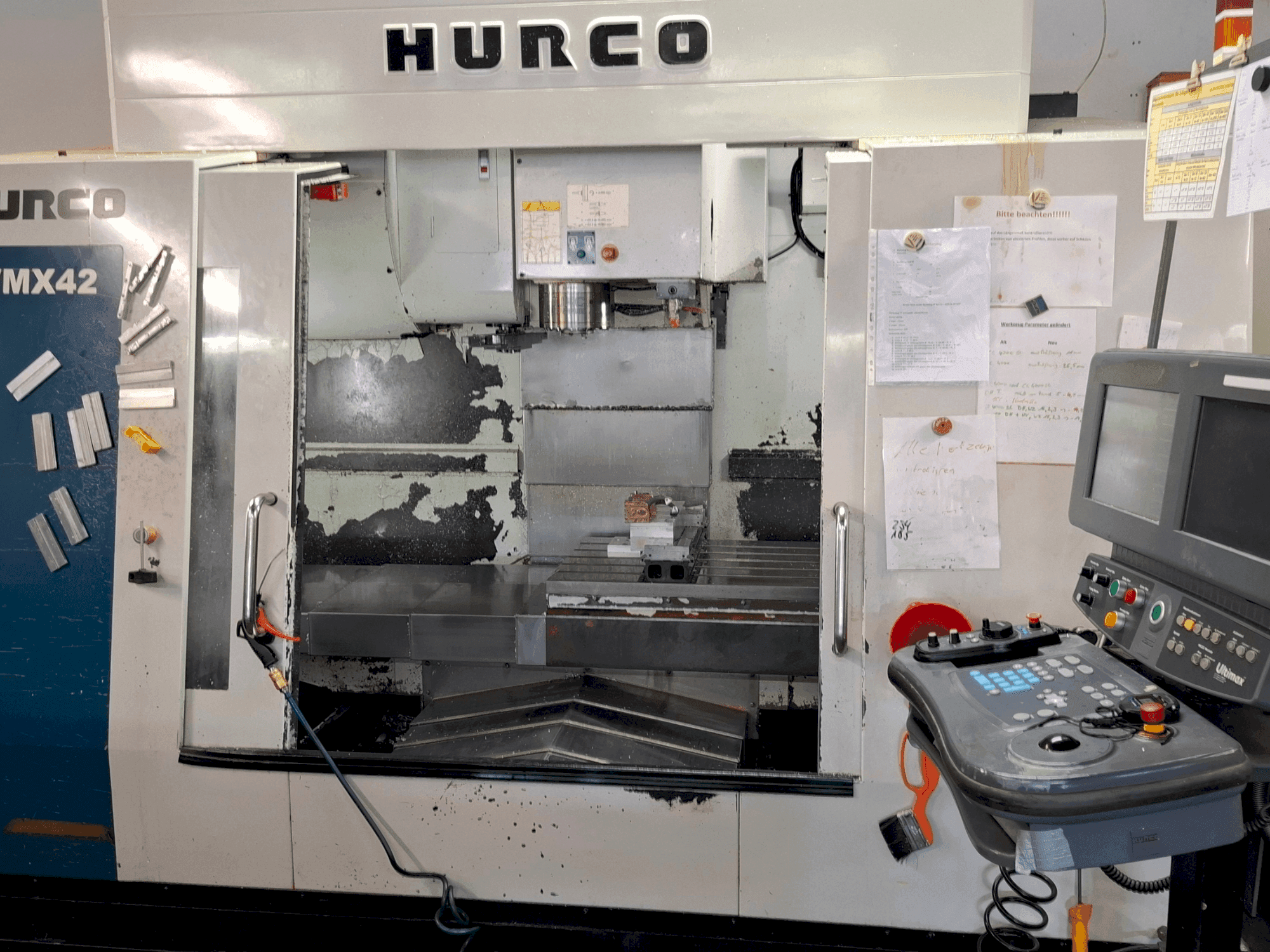 Vista frontale della macchina Hurco VMX 42