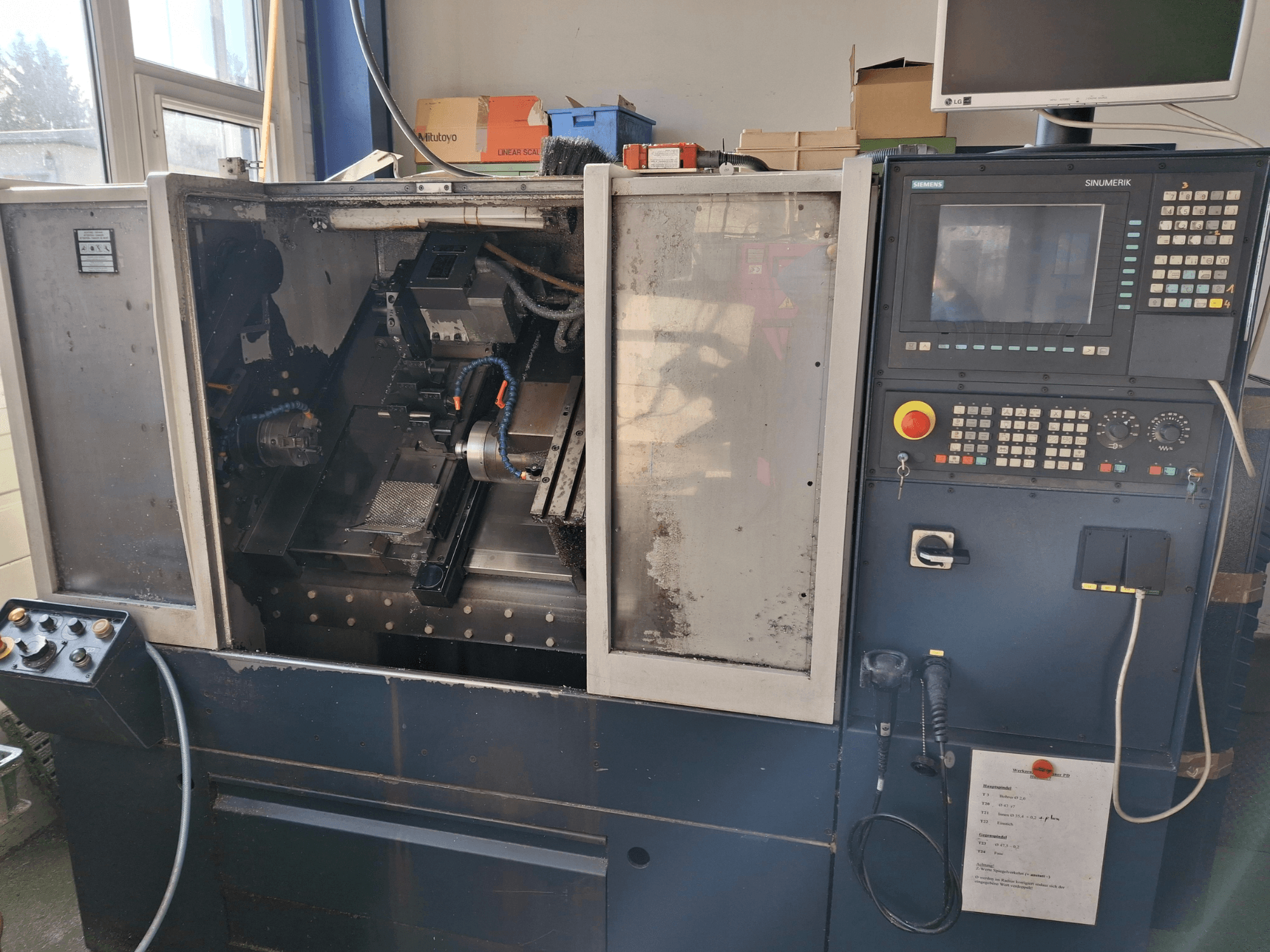 Tornio orizzontale SPINNER PB, vista frontale che mostra l'area di lavoro, il pannello di controllo e l'interfaccia operatore.