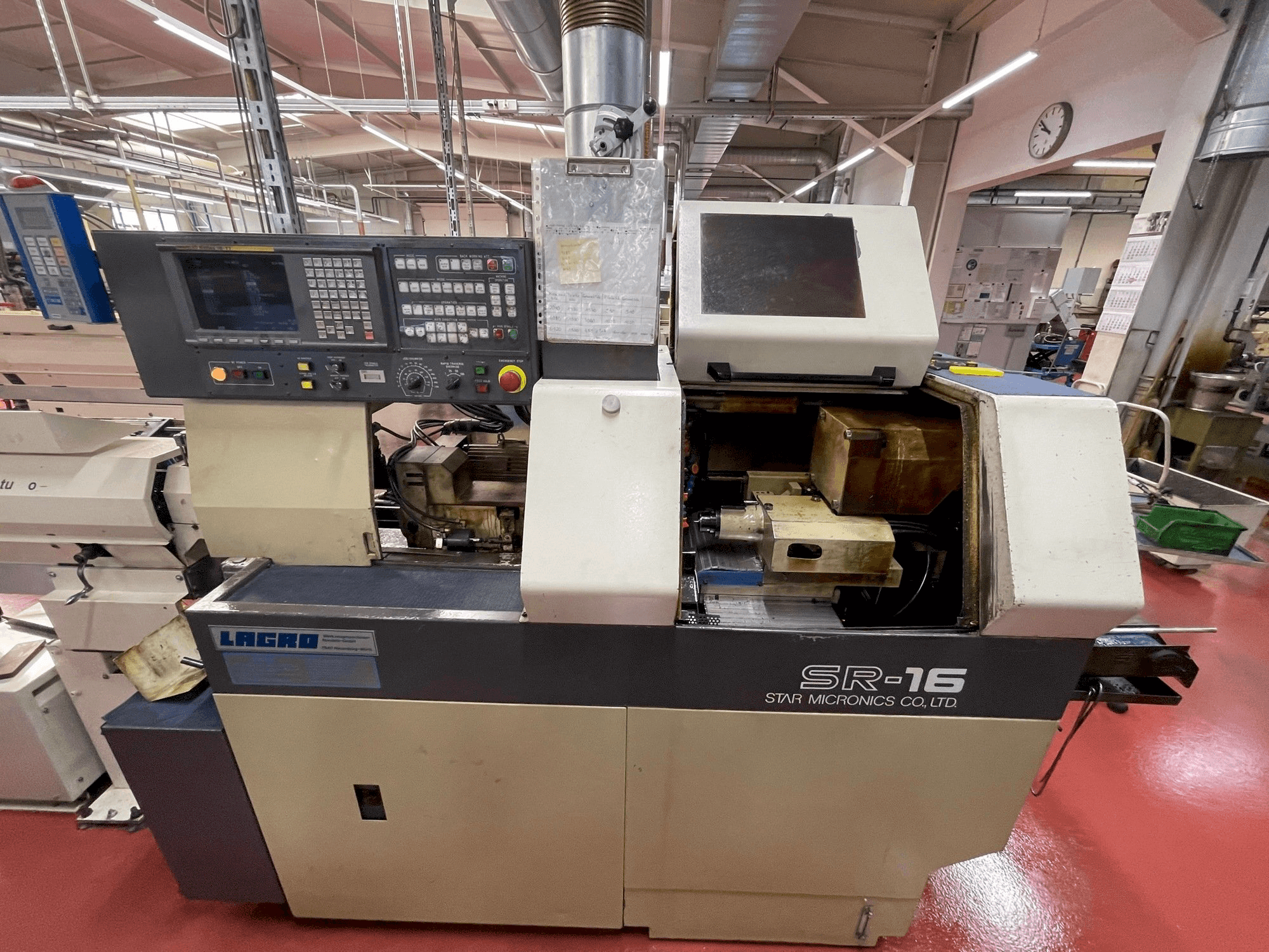 Vista frontale della macchina Star SR-16