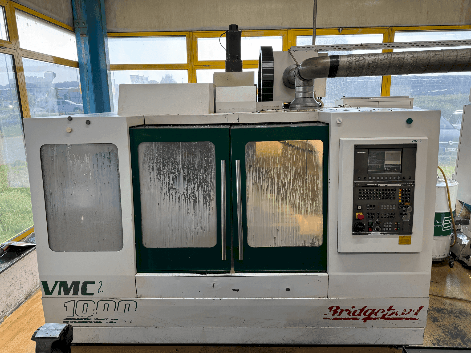 Vista frontale della macchina Bridgeport VMC 1000/22
