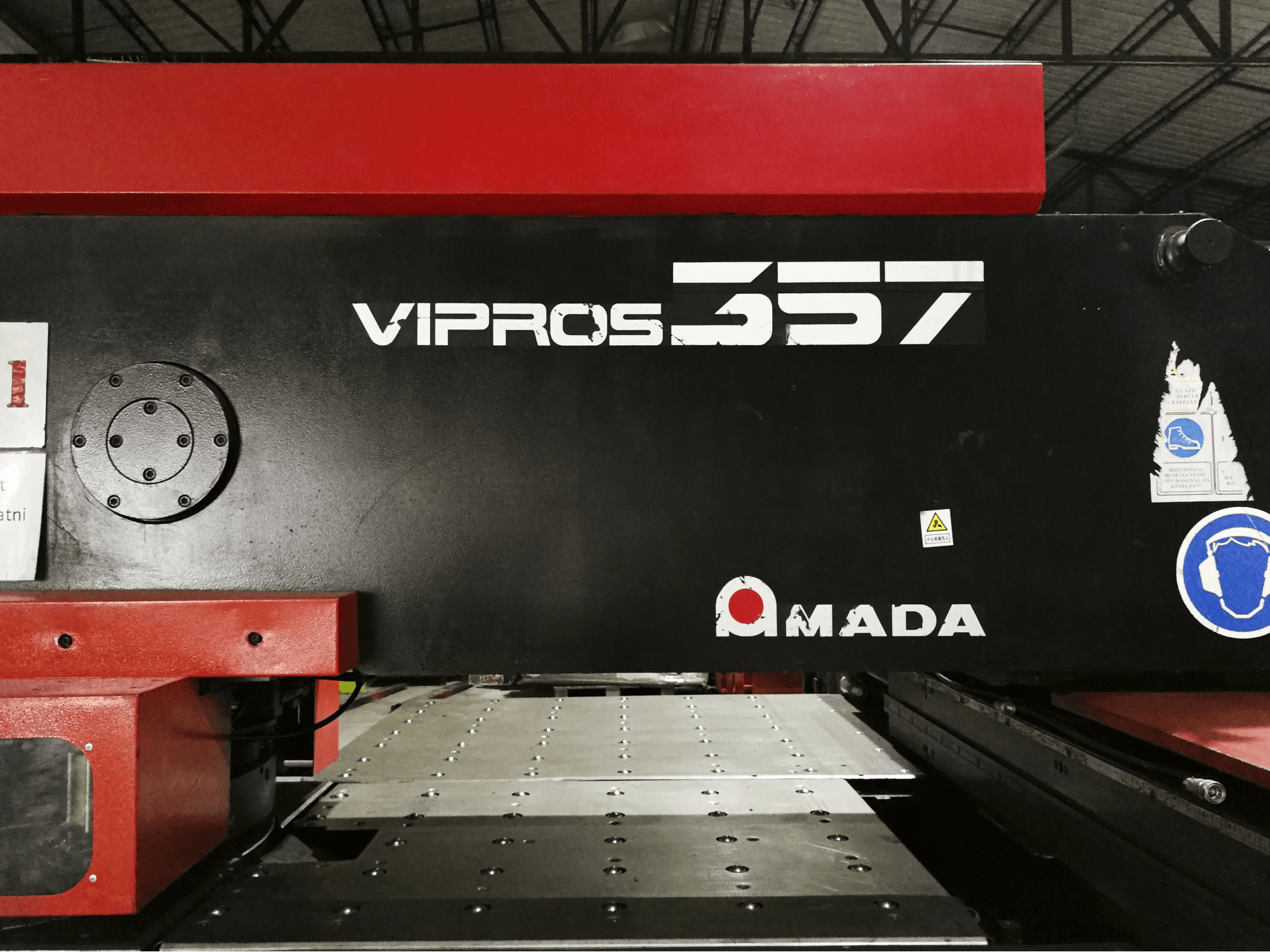 Vista frontale della macchina AMADA Vipros 357