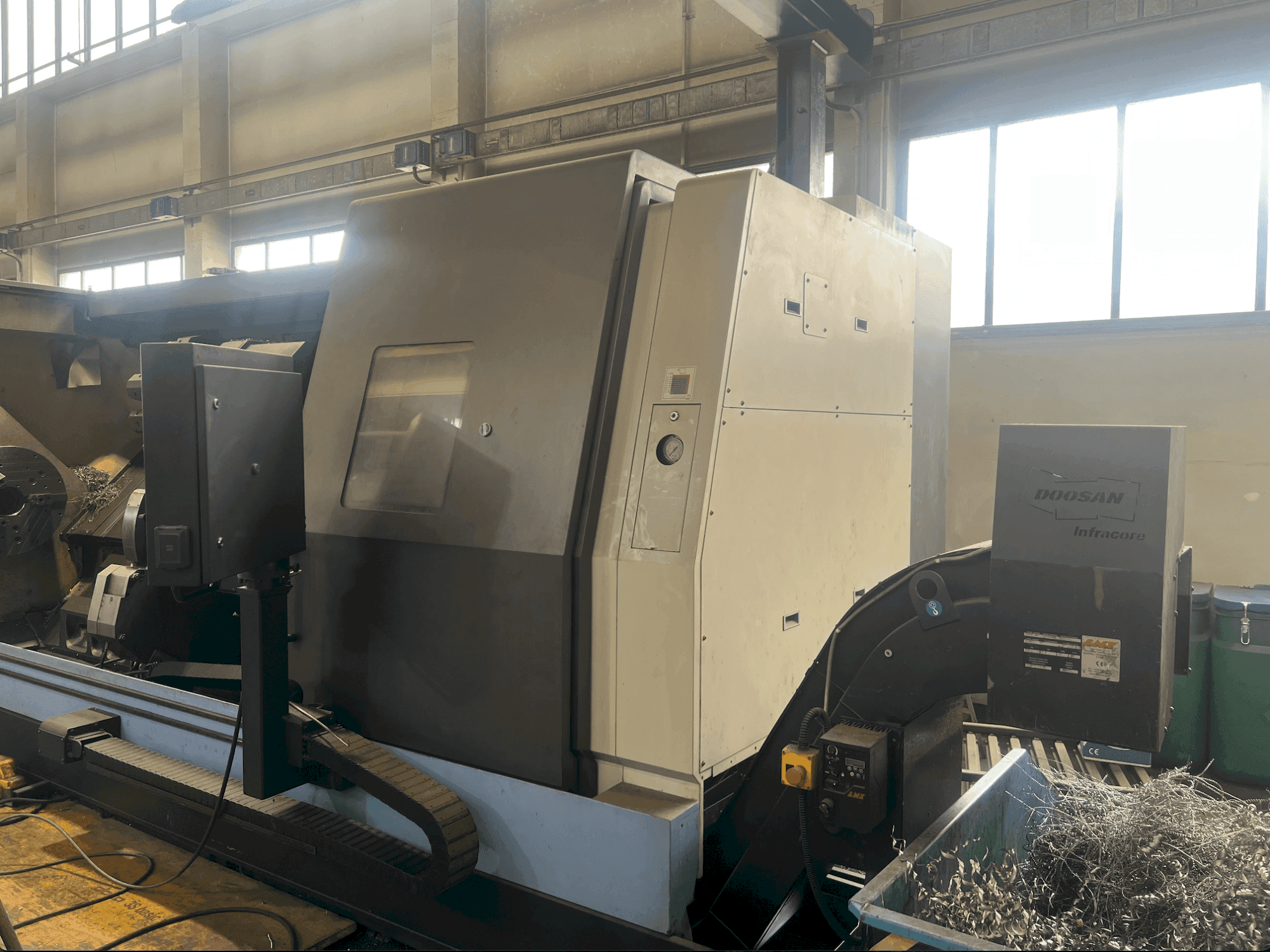 Vista frontale della macchina DOOSAN Puma 700 LM