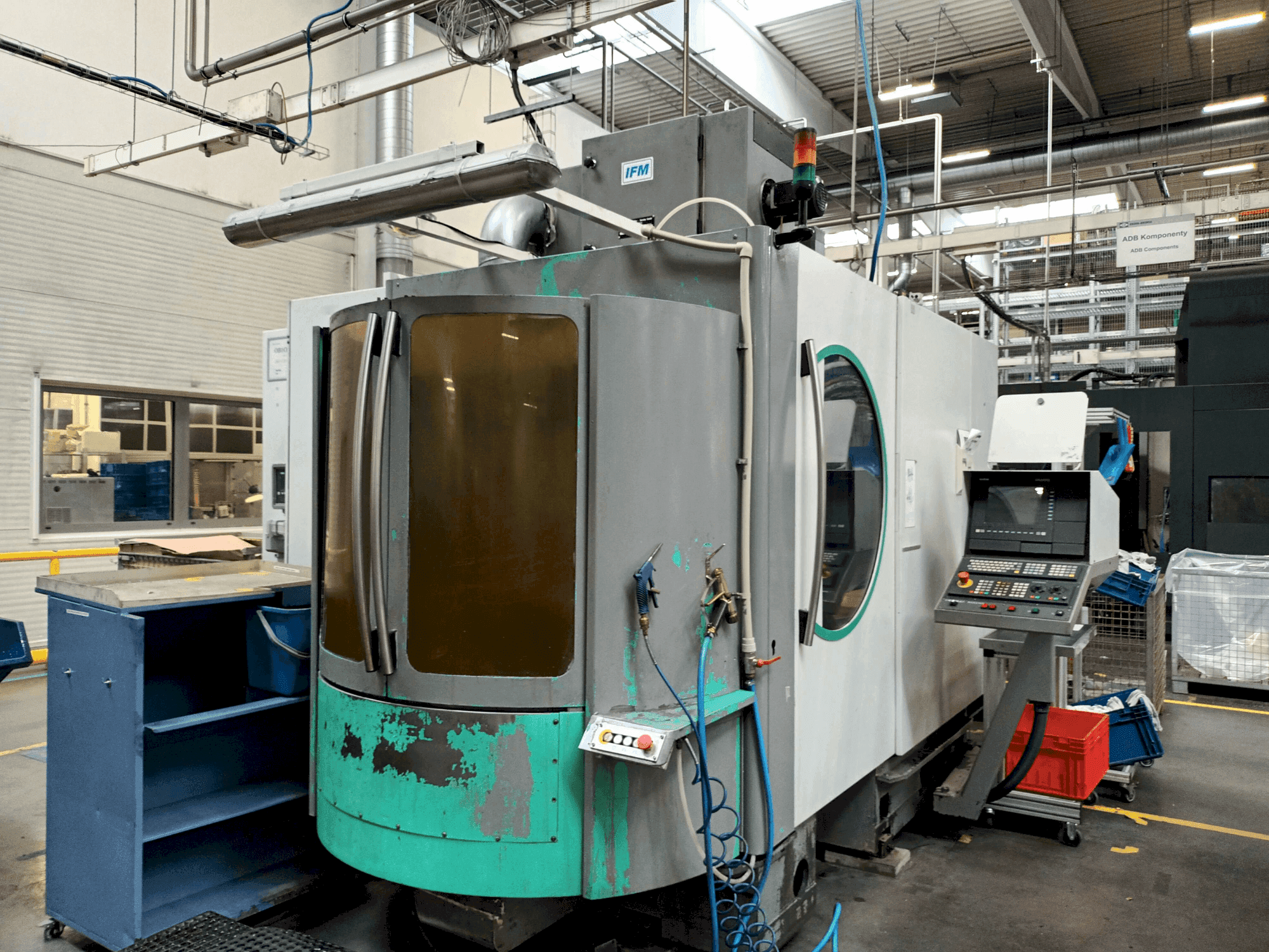 Vista frontale della macchina DECKEL MAHO DMC 60H