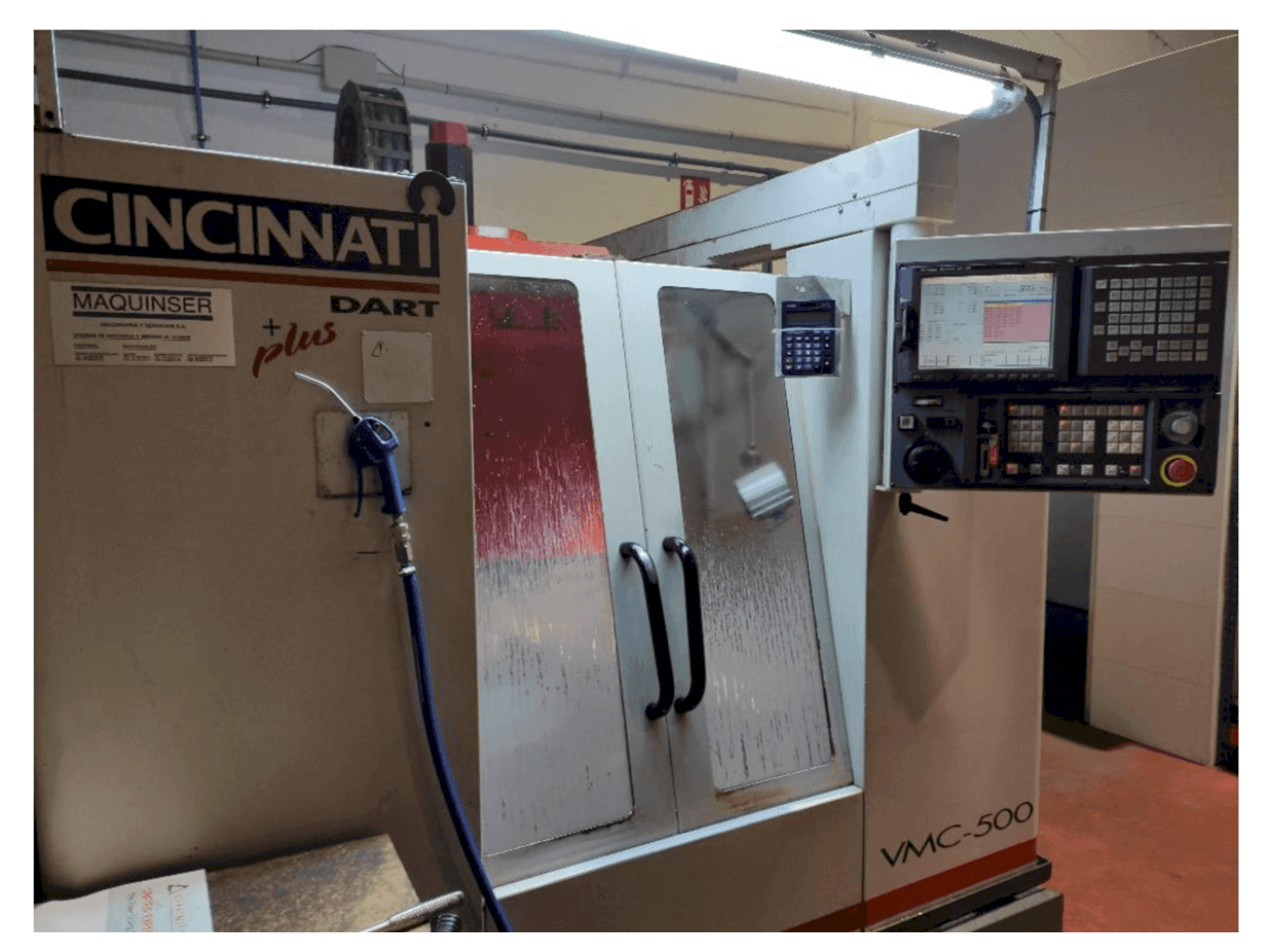 Vista frontale della macchina Cincinnati Dart Plus VMC-500