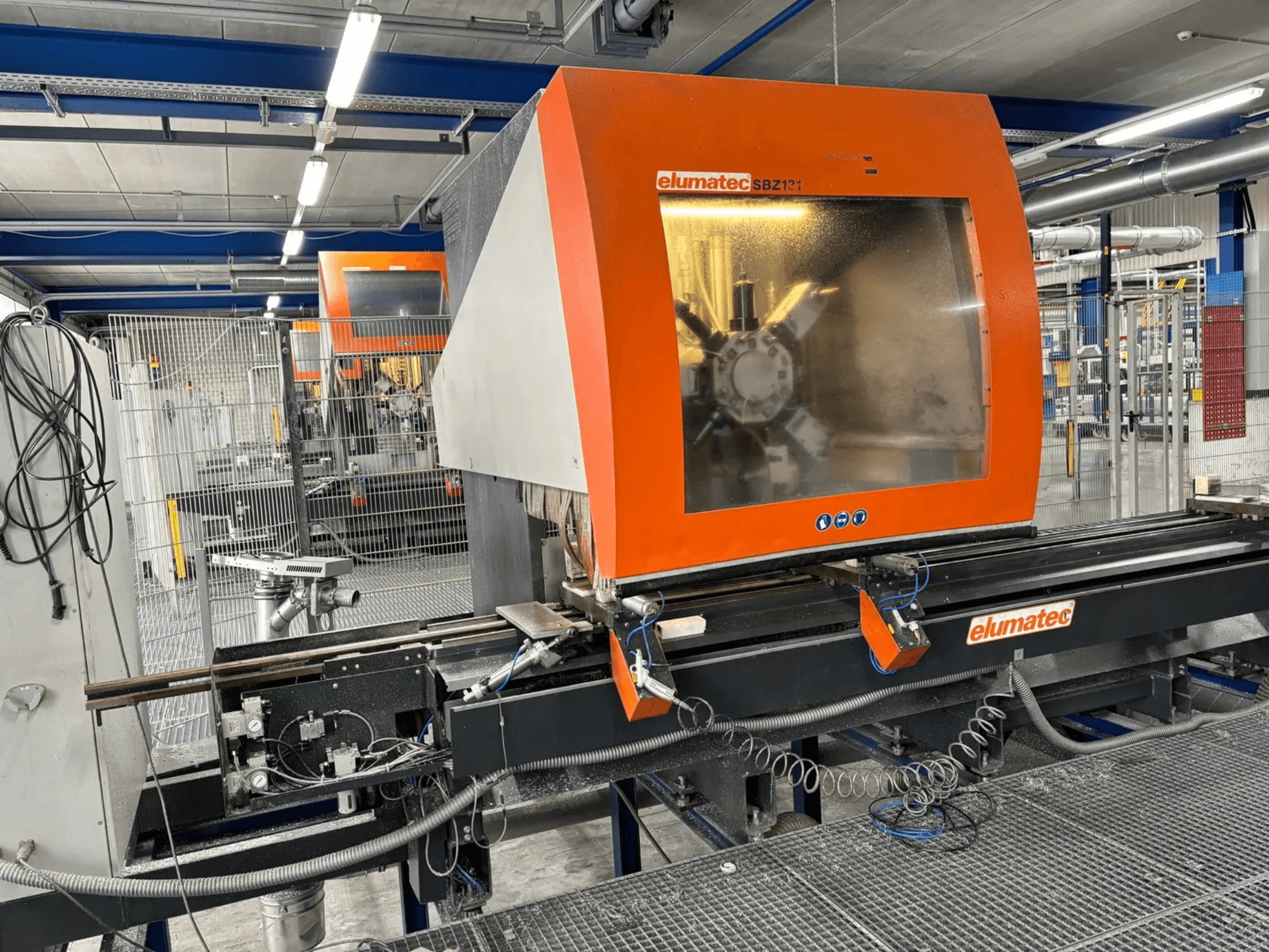 Centro di lavoro verticale Elumatec SBZ 131, vista frontale, con pannello di controllo, dettagli del macchinario e ambiente di lavoro circostante.