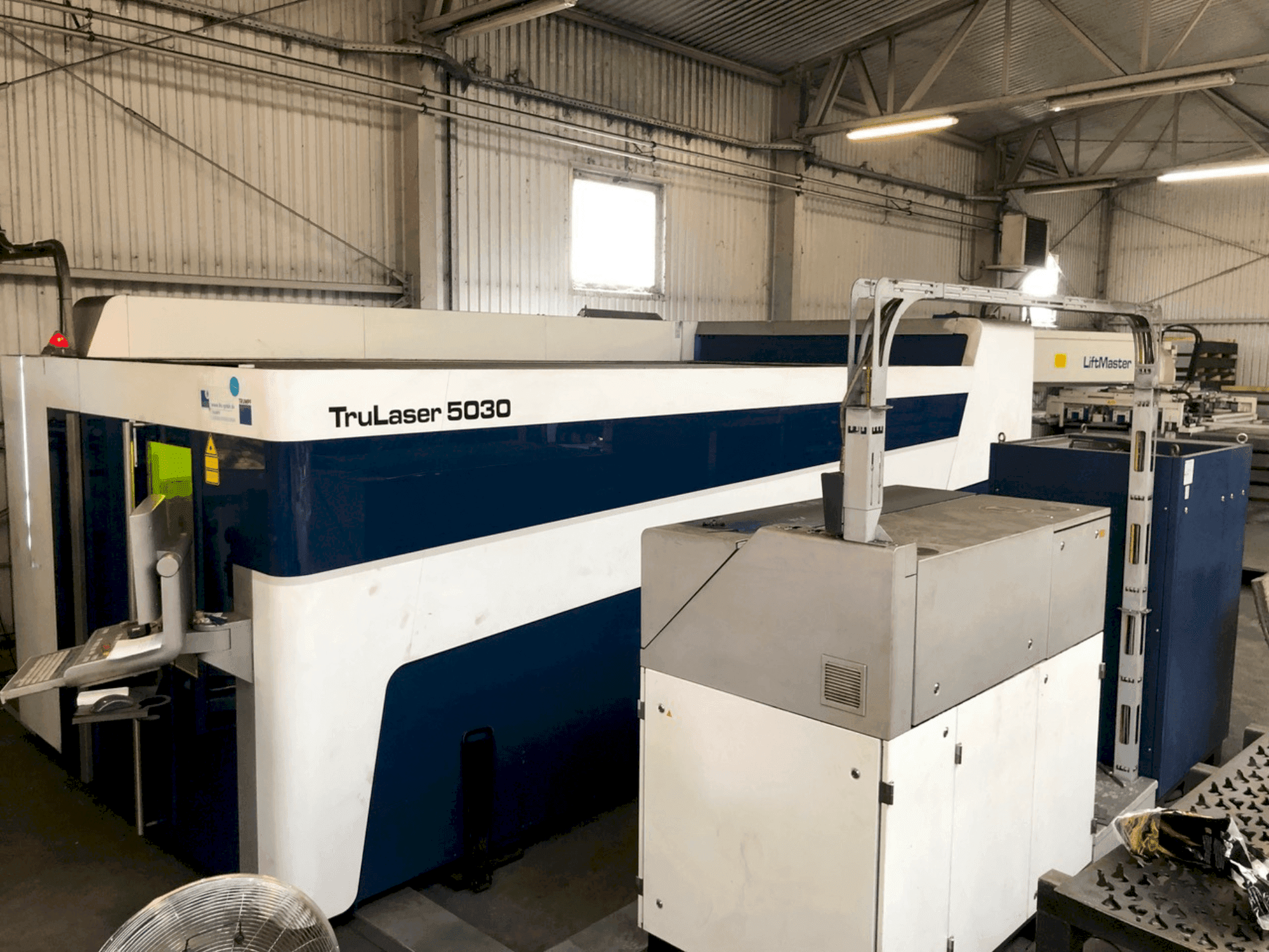 Vista frontale della macchina TRUMPF Trulaser 5030 Fiber
