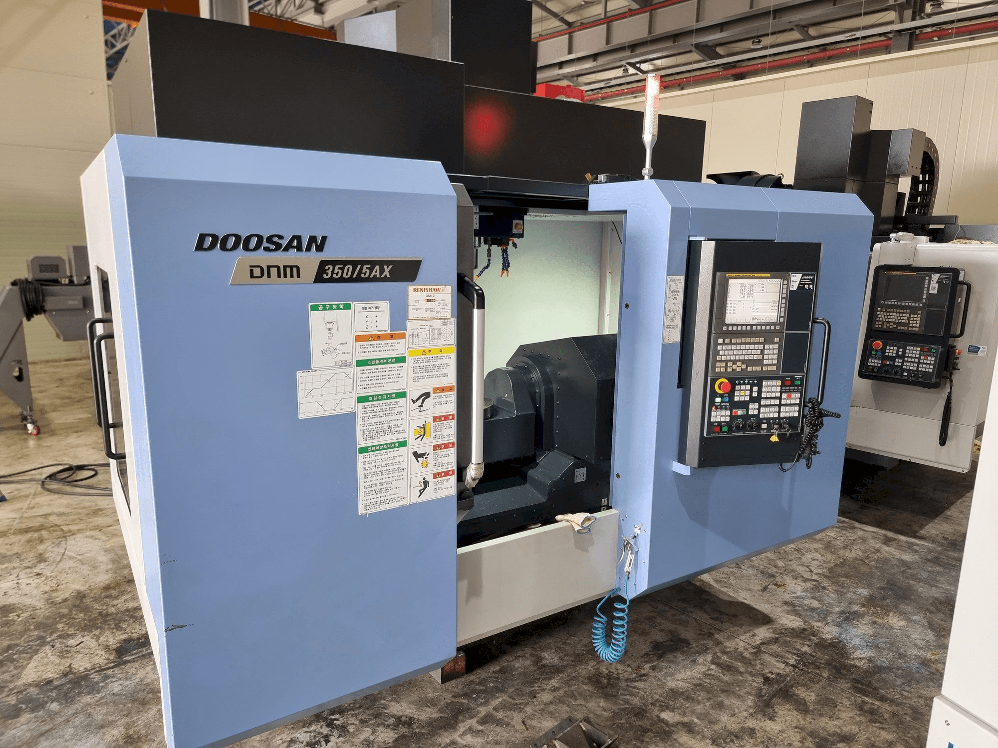 Vista frontale della macchina Doosan DNM350/5AX
