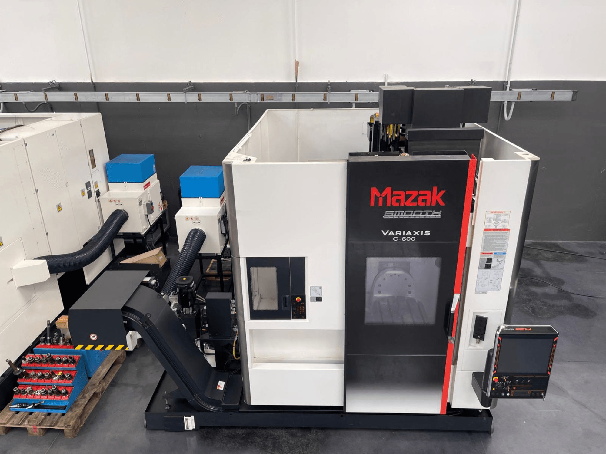 Centro di lavoro verticale Mazak VARIAXIS C 600, vista frontale che mostra il pannello di controllo e il magazzino utensili.