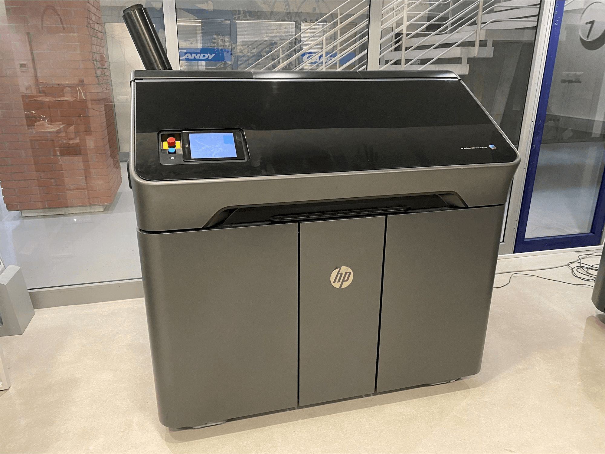 Vista frontale della macchina HP Jet Fusion 580 Color 3D printer M2K85A