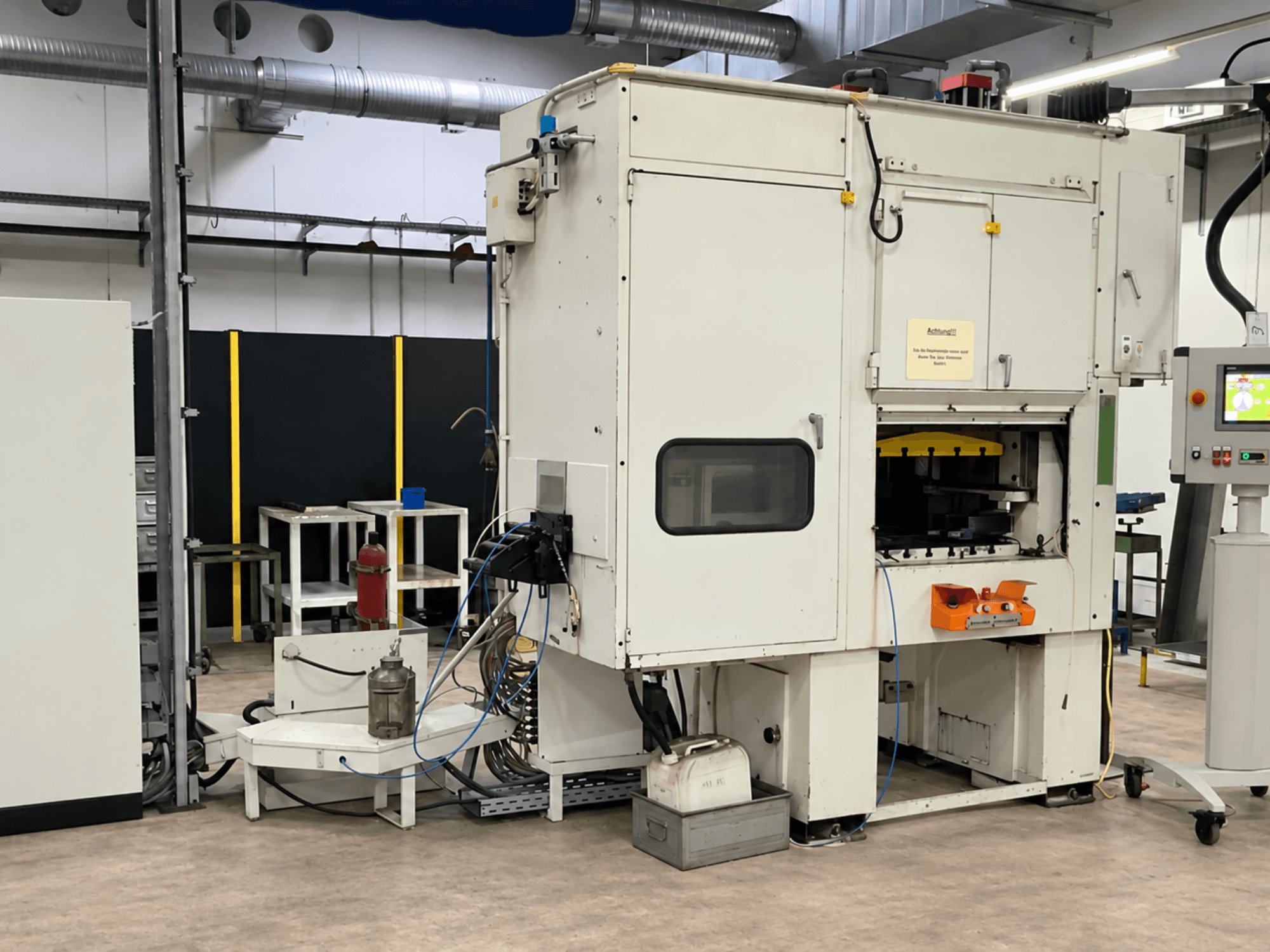 Pressa meccanica ad alta velocità KAISER V50W - vista frontale, con pannello di controllo, dispositivi di sicurezza e area operativa.