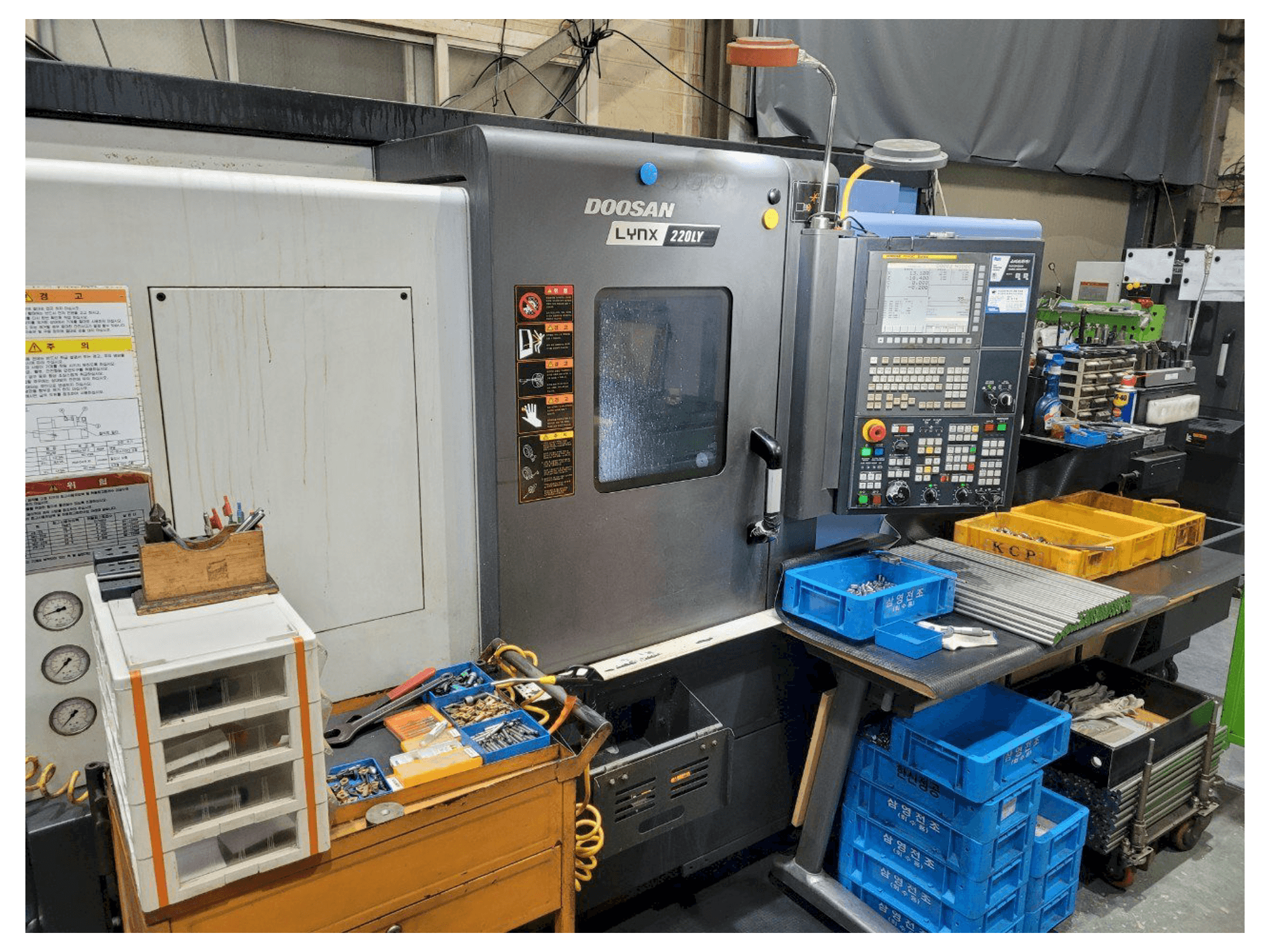 Vista frontale della macchina Doosan LYNX220LYA