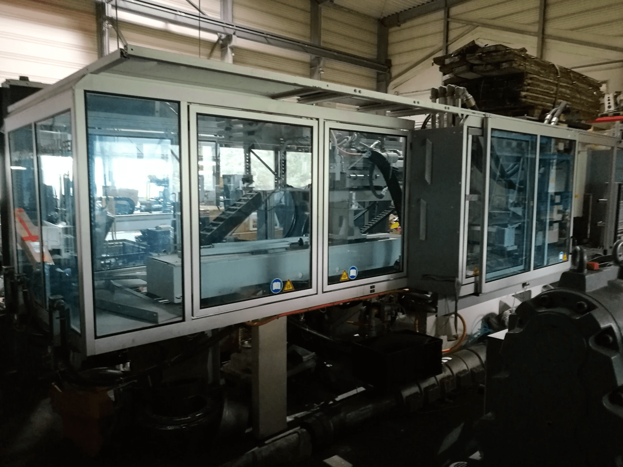 Vista frontale della macchina Krauss Maffei 280-700-700 C3 Twin