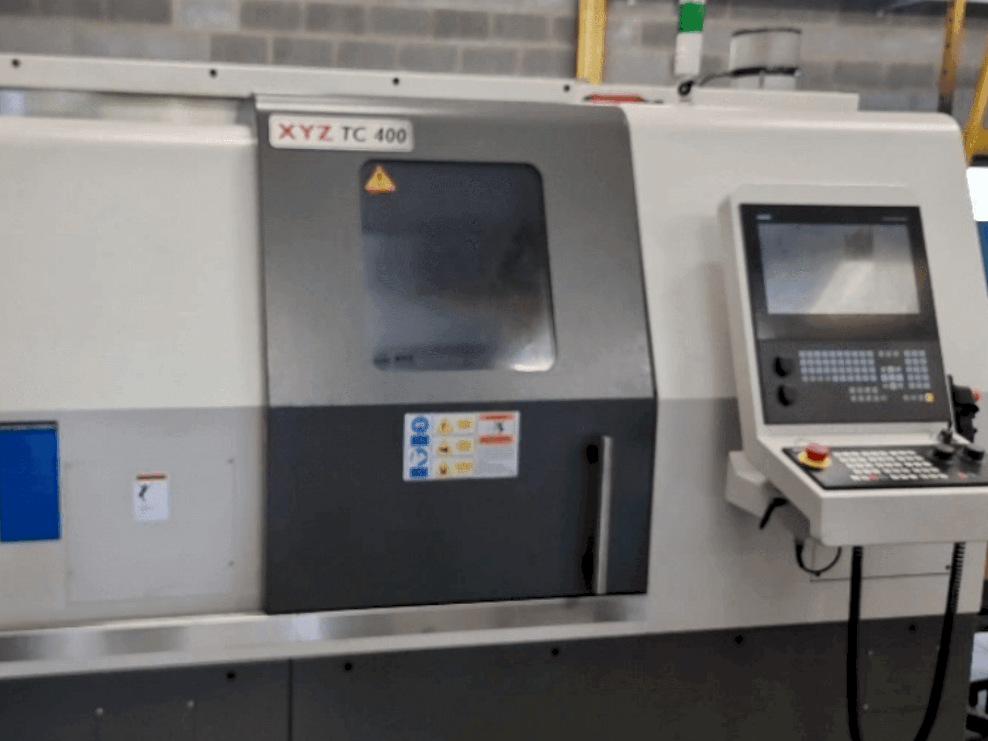 Vista frontale della macchina XYZ TC 400