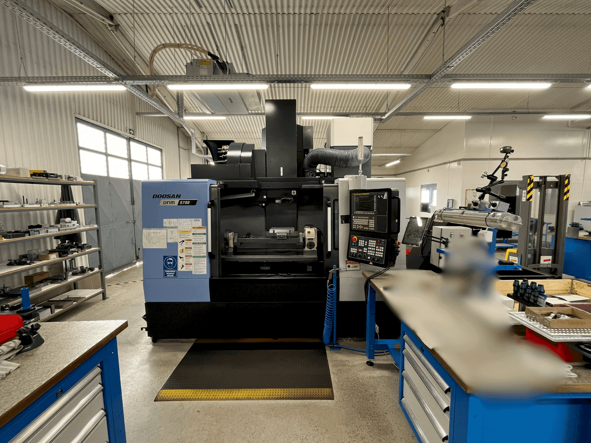 Vista frontale della macchina DOOSAN DNM 5700