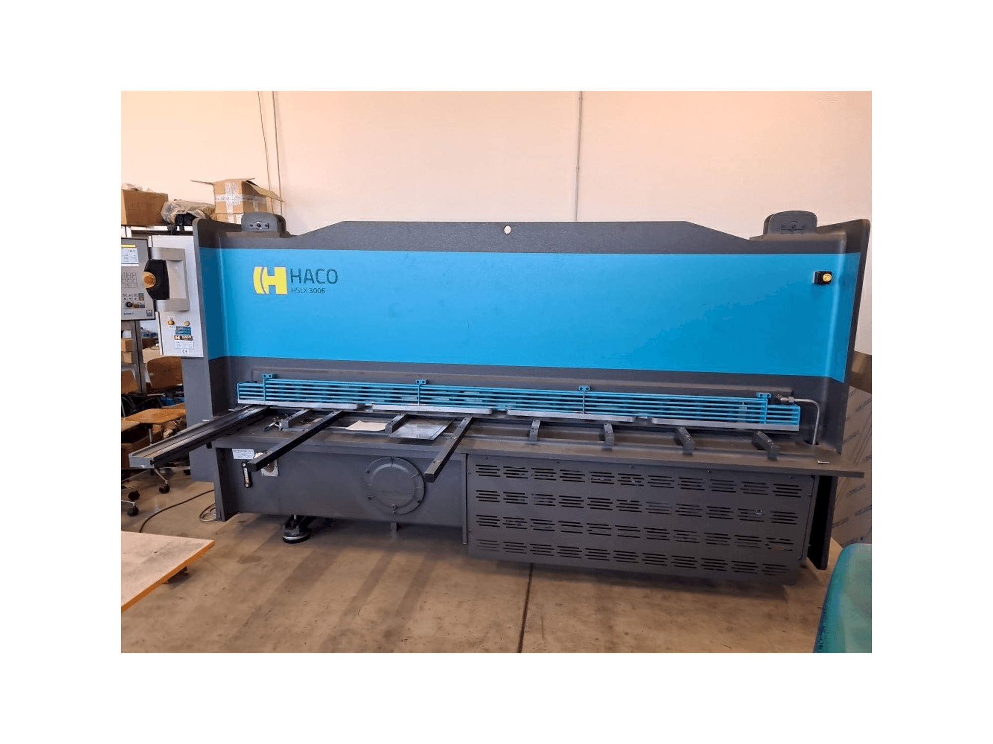 Vista frontale della macchina HACO HSLX 3006