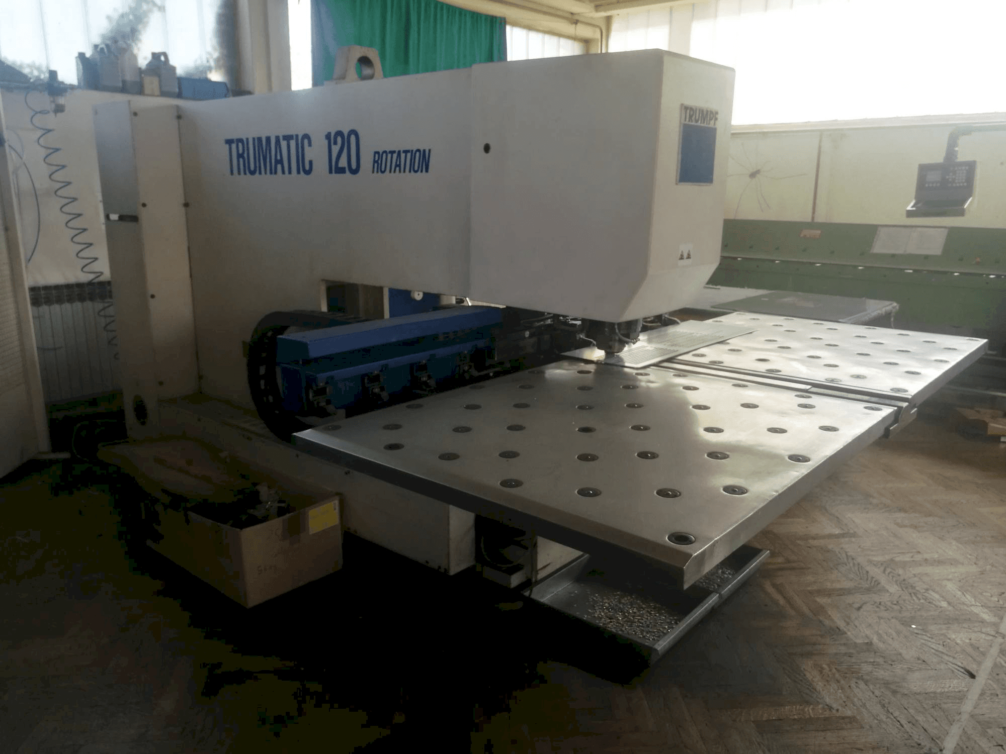 Vista frontale della macchina Trumpf Trumatic 120R