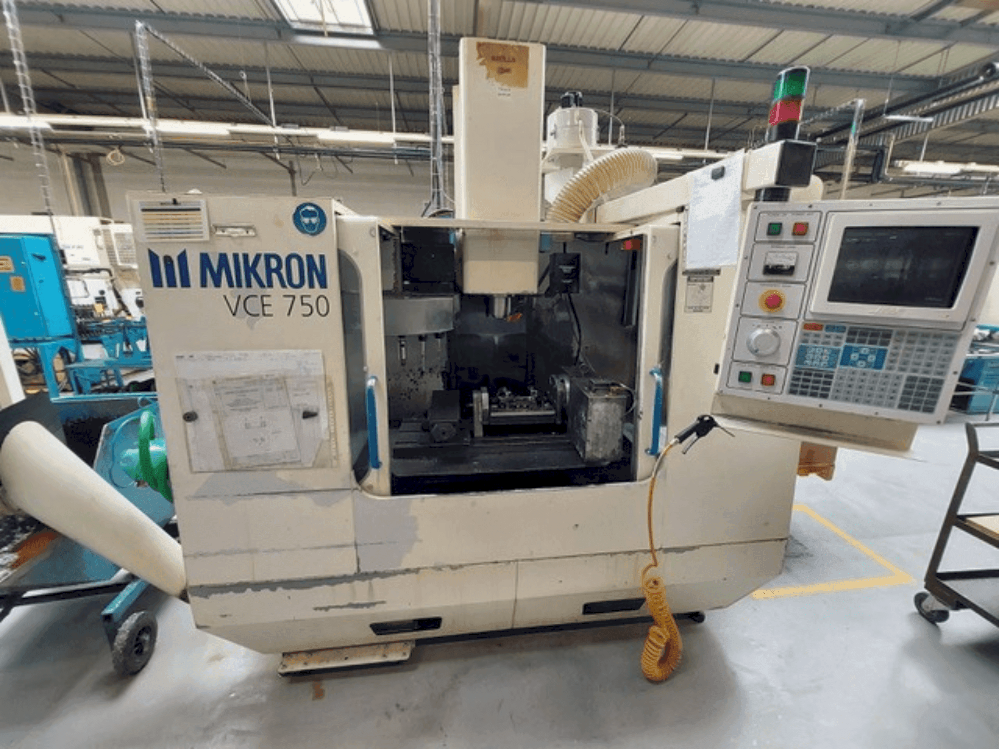 Vista frontale della macchina HAAS MIKRON VCE 750