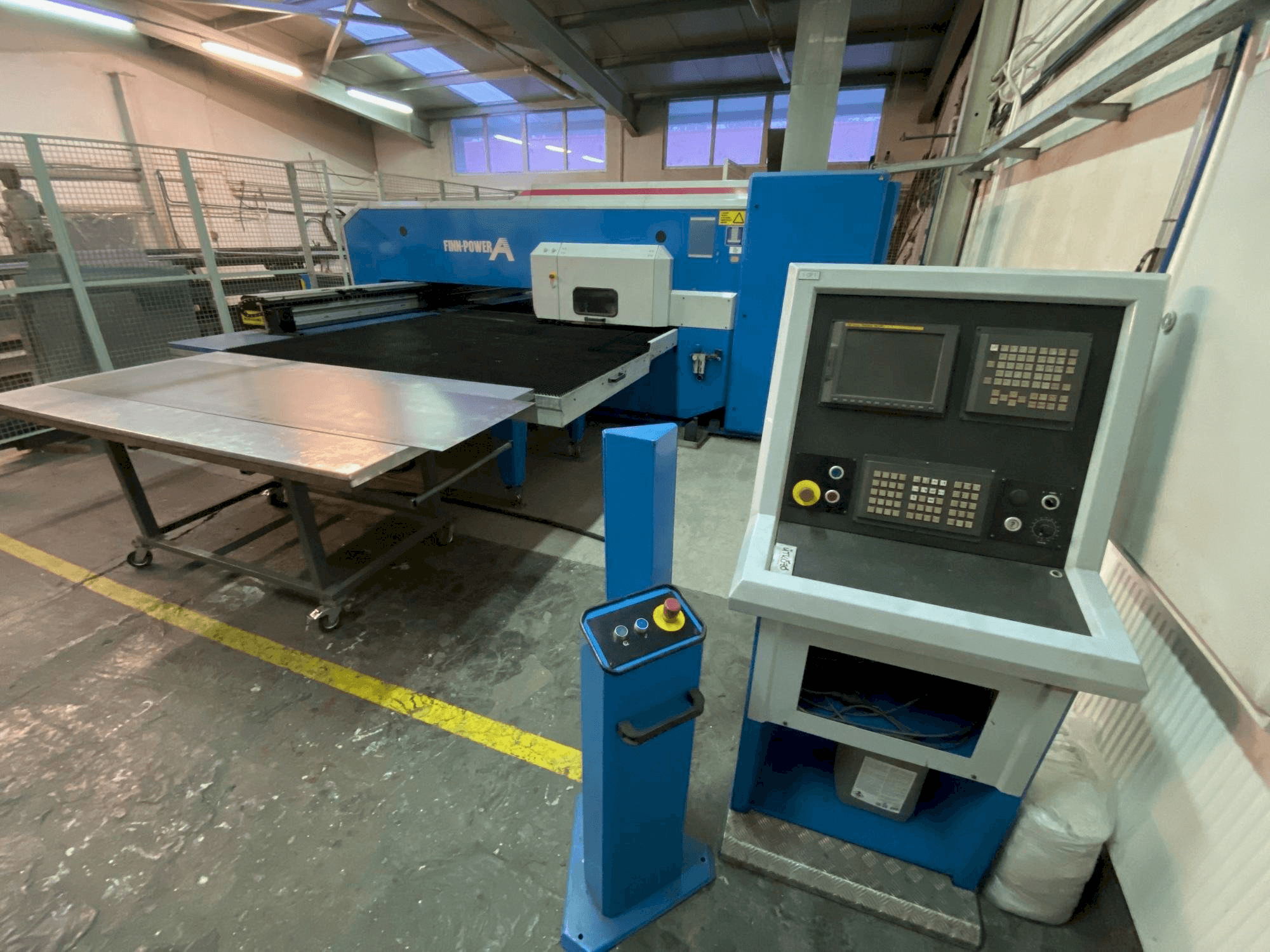 Vista frontale della macchina Finn-Power A 5 F