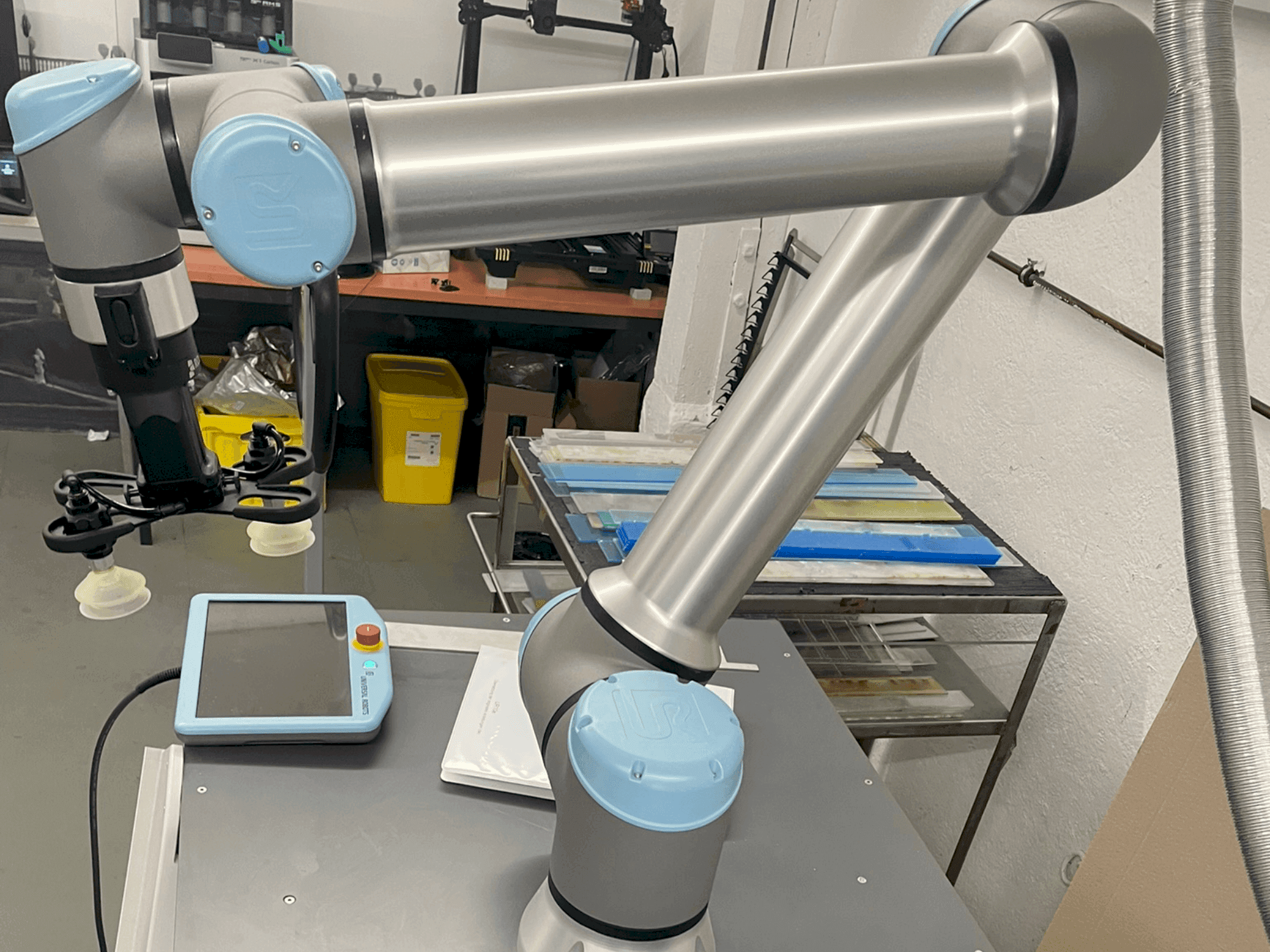 Vista frontale della macchina Universal Robots UR10