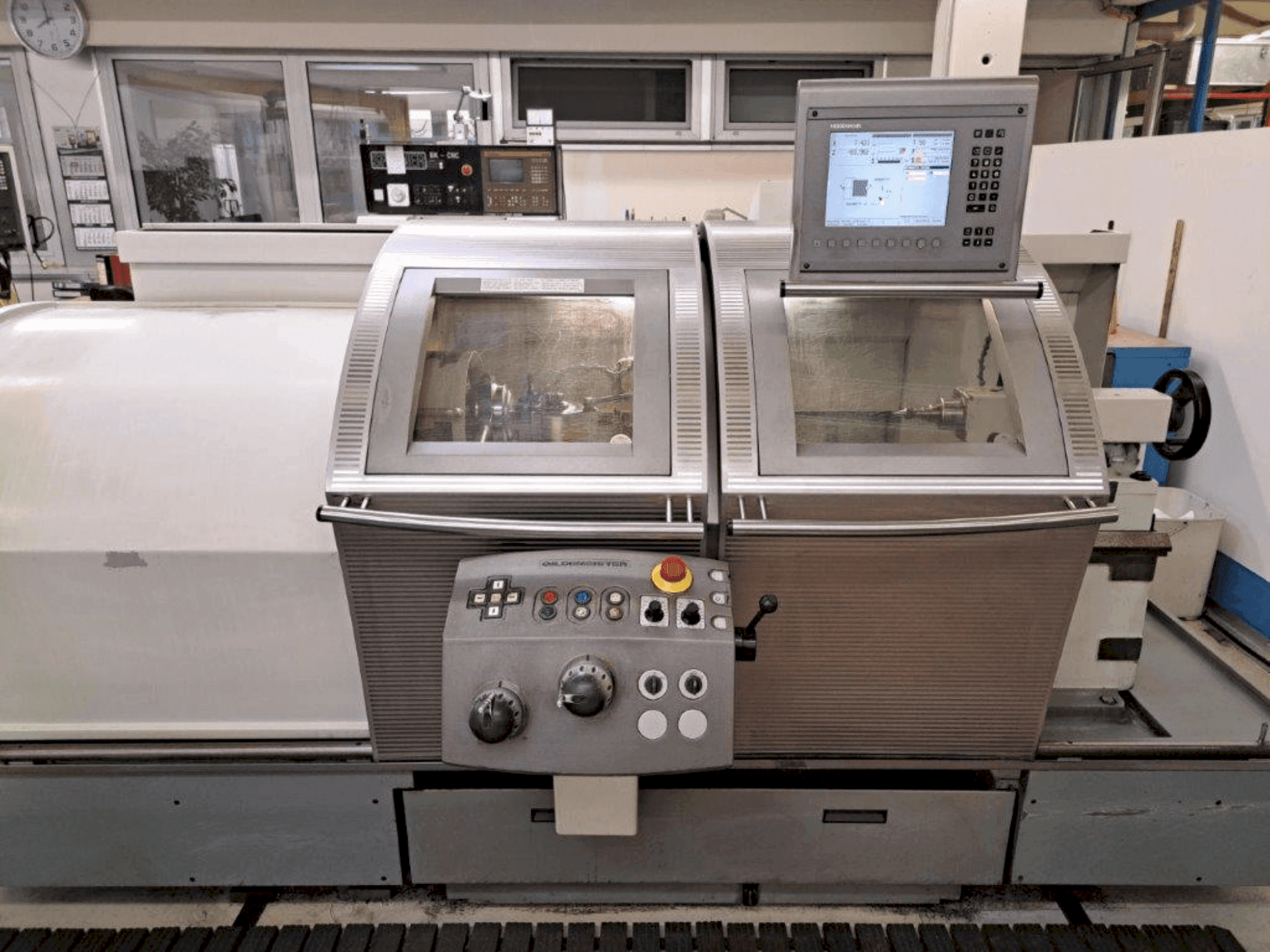 Vista frontale della macchina Gildemeister NEF520