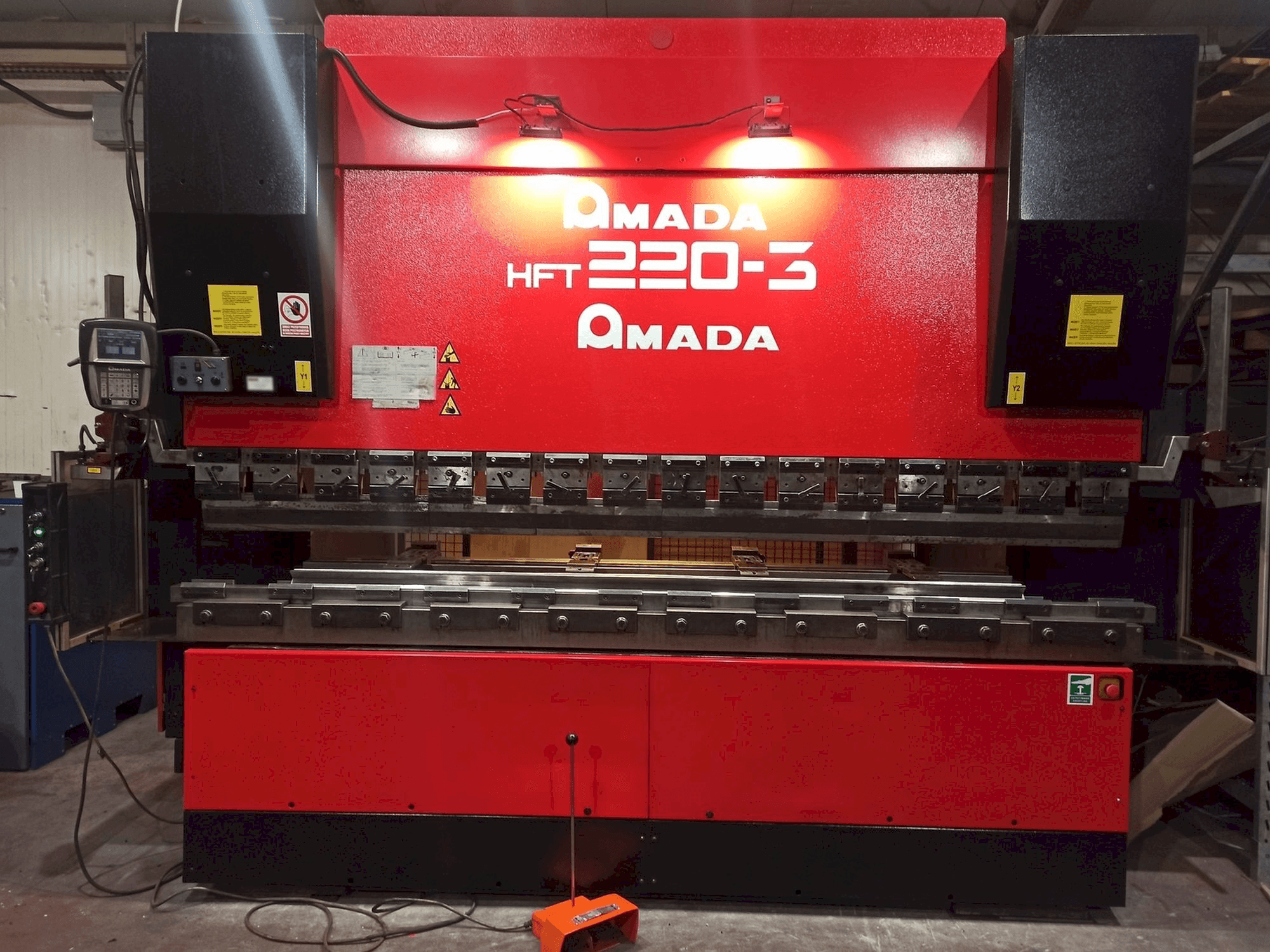 Vista frontale della macchina AMADA HFT 220-3