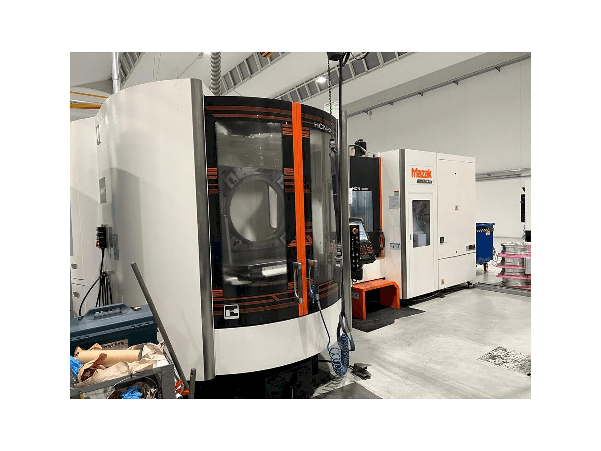 Vista frontale della macchina Mazak HCN-5000