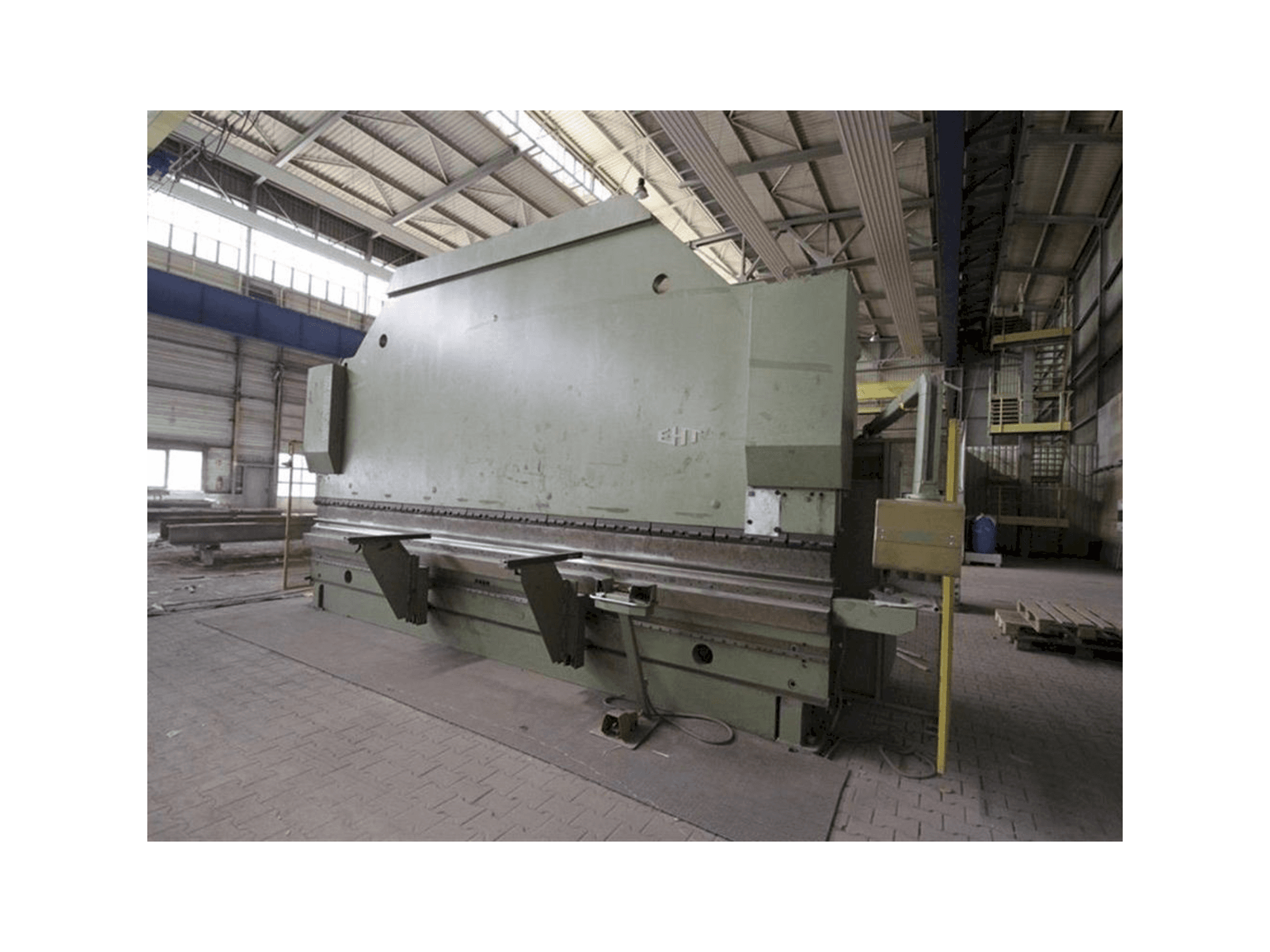 Vista laterale destra della macchina EHT Variopress 250 60