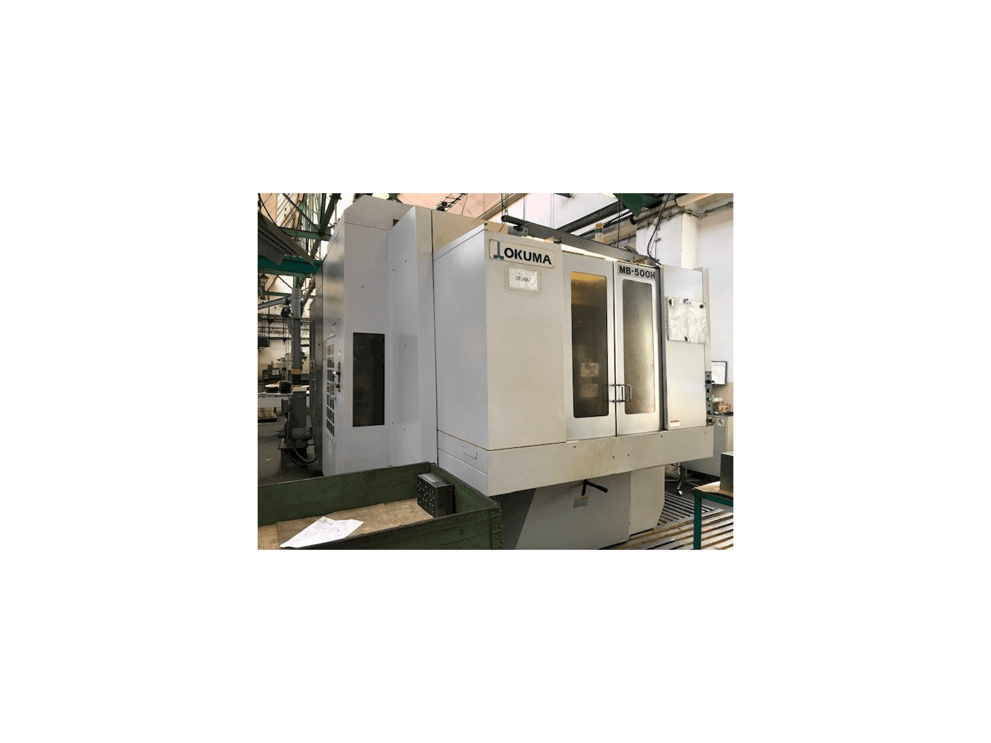 Vista frontale della macchina Okuma MB-500H