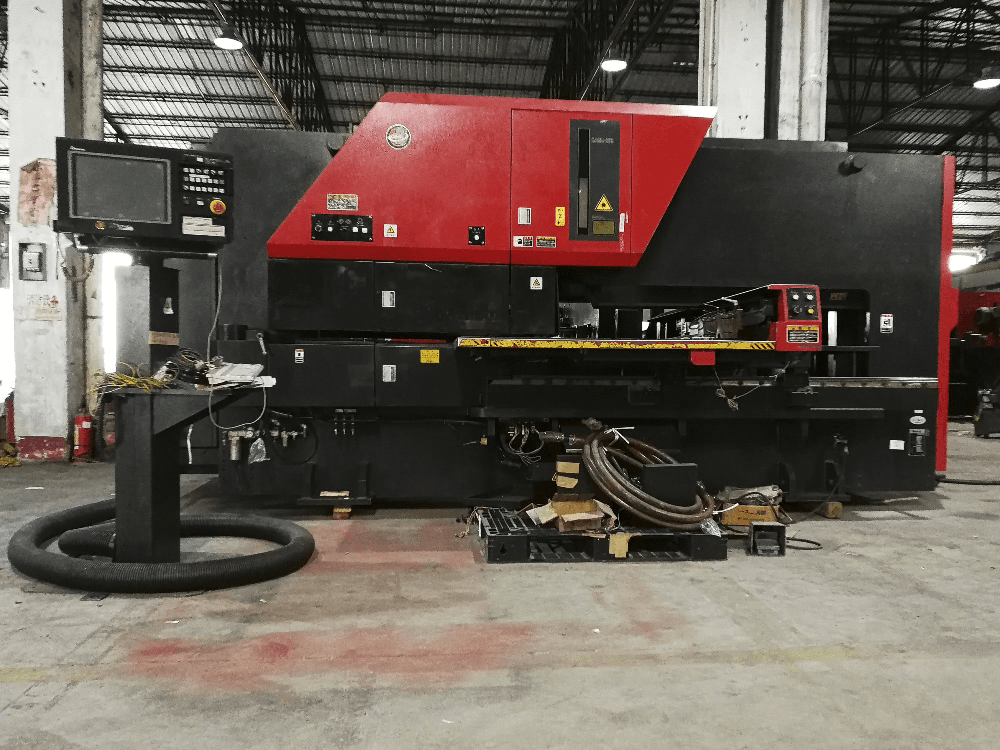 Vista frontale della macchina AMADA Vipros 255NT