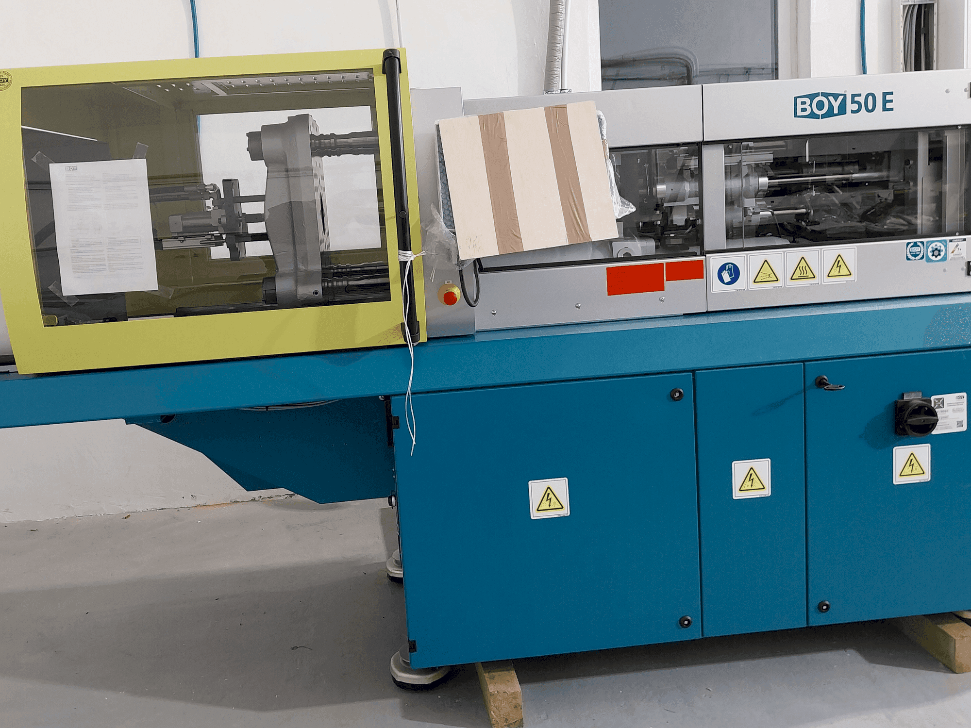 Vista frontale della macchina BOY 50 E