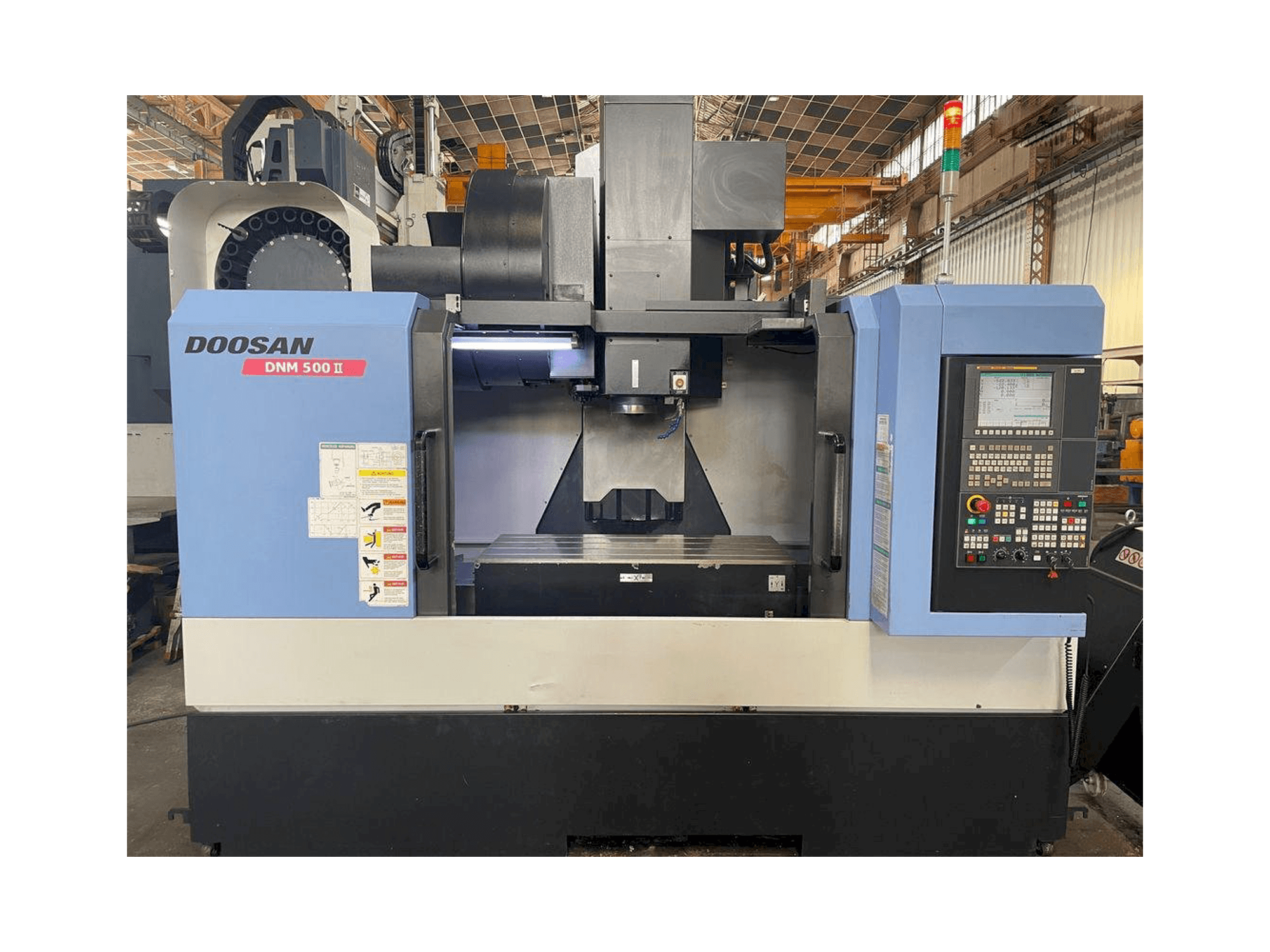 Vista frontale della macchina Doosan MYNX DNM 500 II
