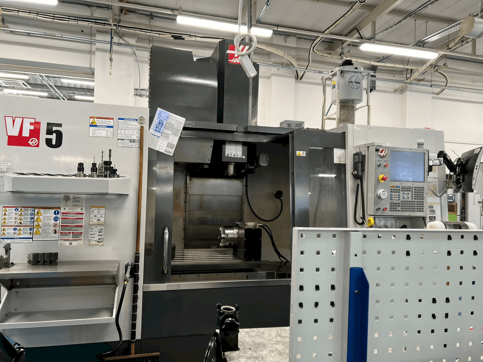 Vista frontale della macchina HAAS VF-5/40