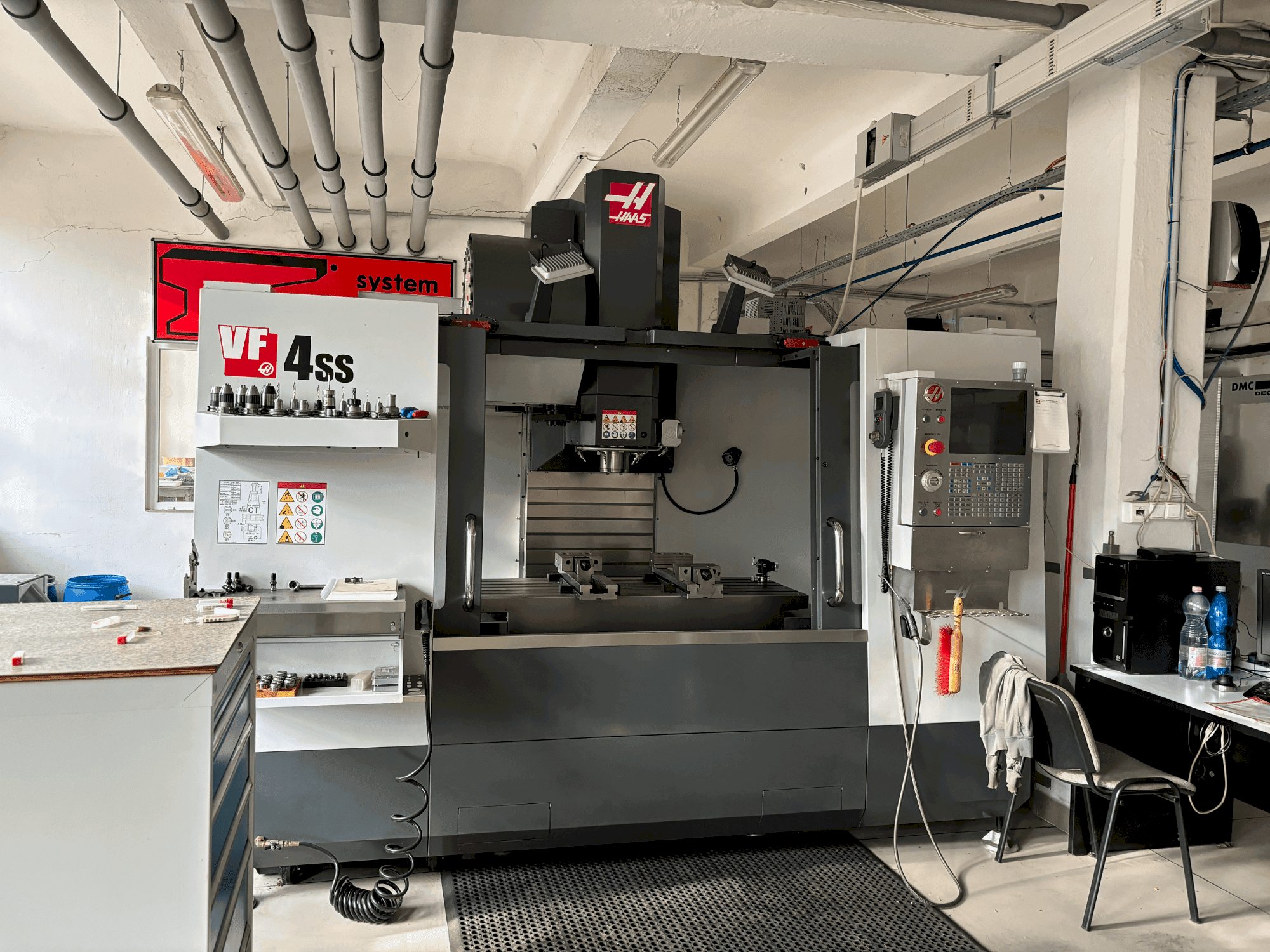 Vista frontale della macchina HAAS HASS VS4SS